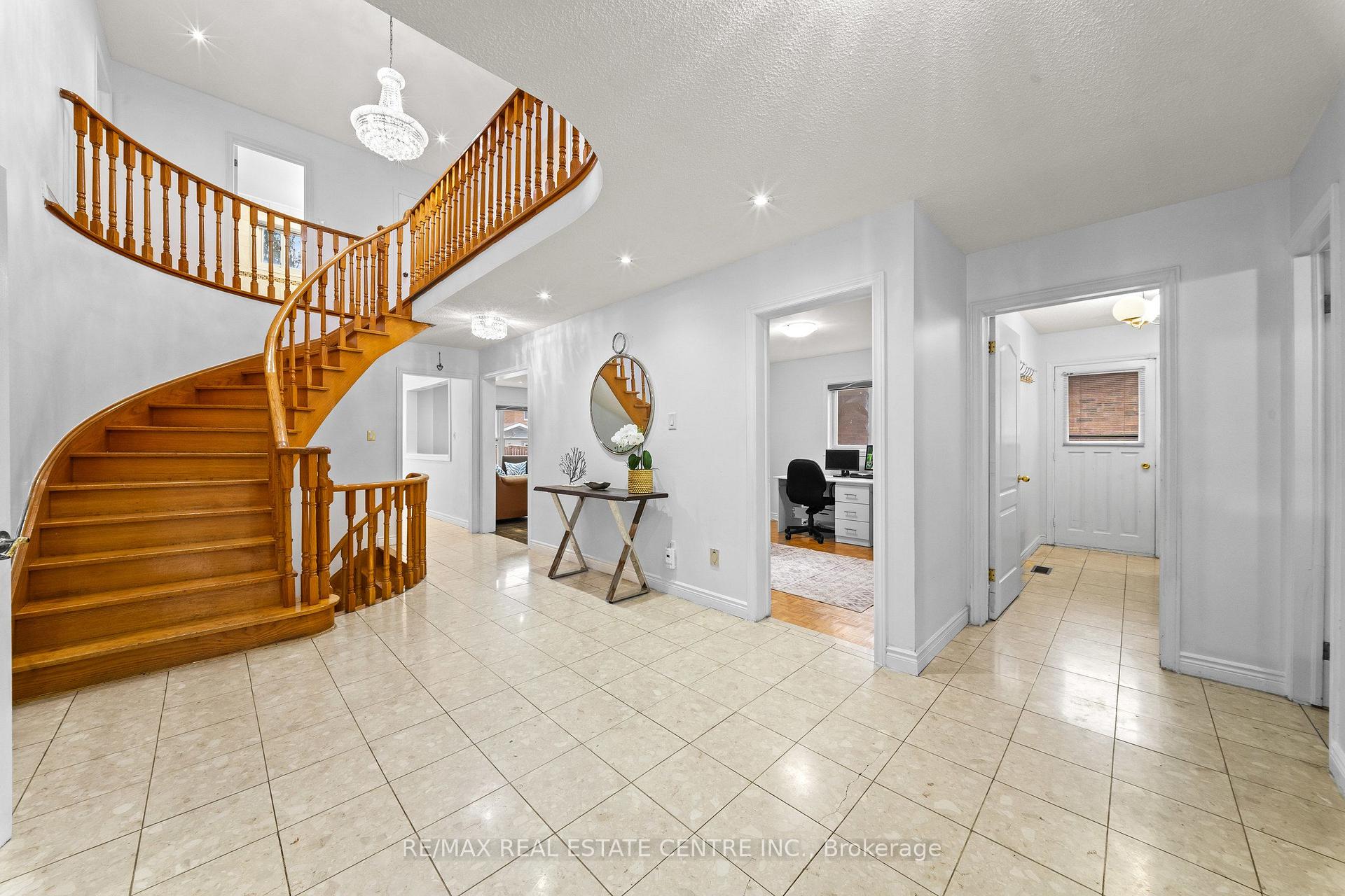 Photo 6 of 2 Hollyburn Court, Vaughan, West Woodbridge — HOMEH