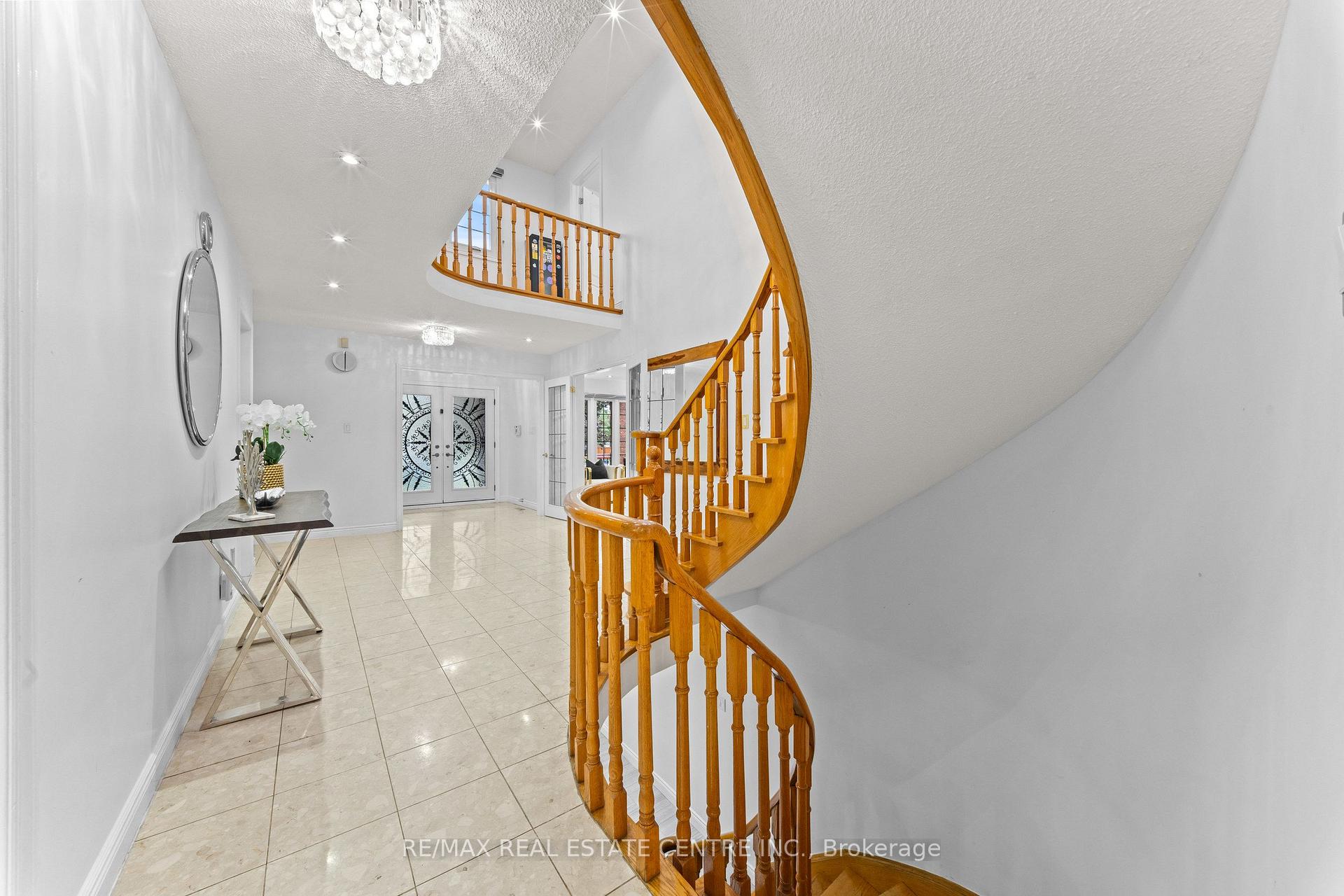 Photo 7 of 2 Hollyburn Court, Vaughan, West Woodbridge — HOMEH