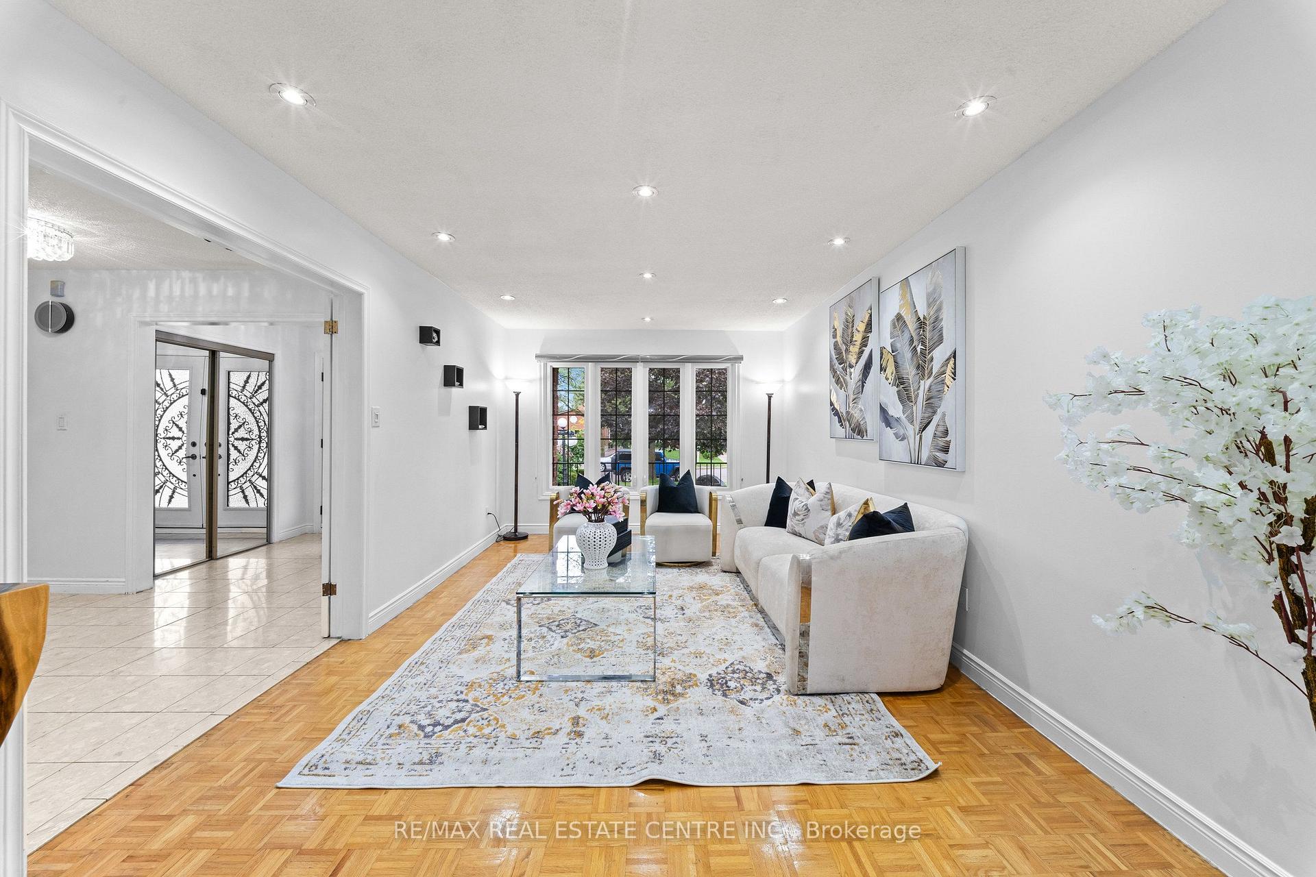 Photo 8 of 2 Hollyburn Court, Vaughan, West Woodbridge — HOMEH