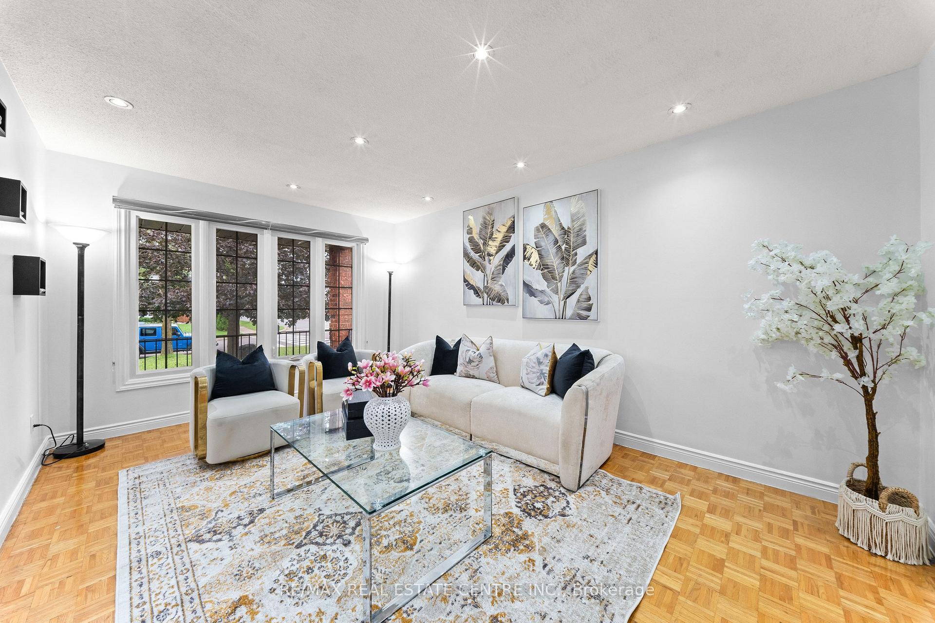 Photo 9 of 2 Hollyburn Court, Vaughan, West Woodbridge — HOMEH