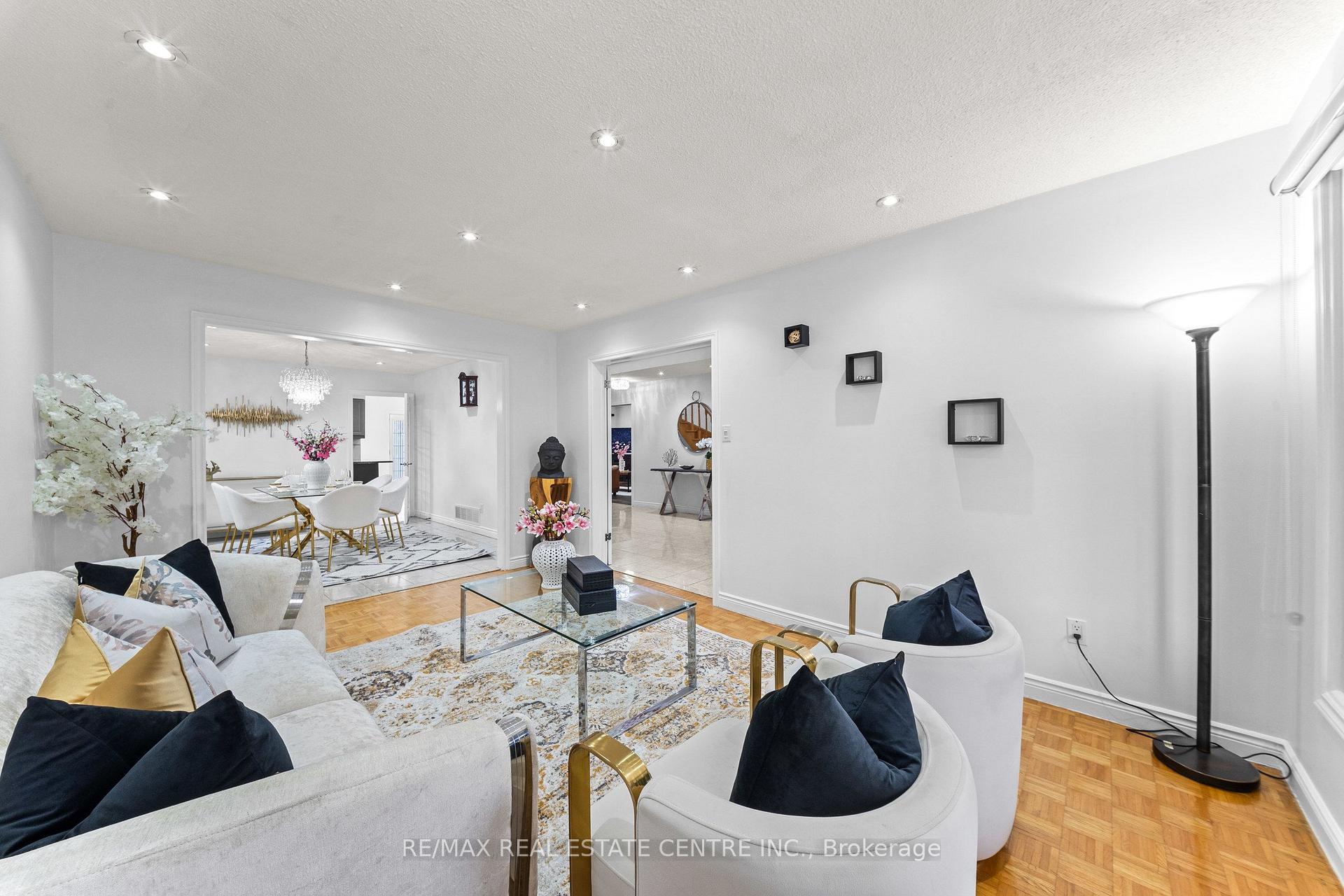 Photo 10 of 2 Hollyburn Court, Vaughan, West Woodbridge — HOMEH