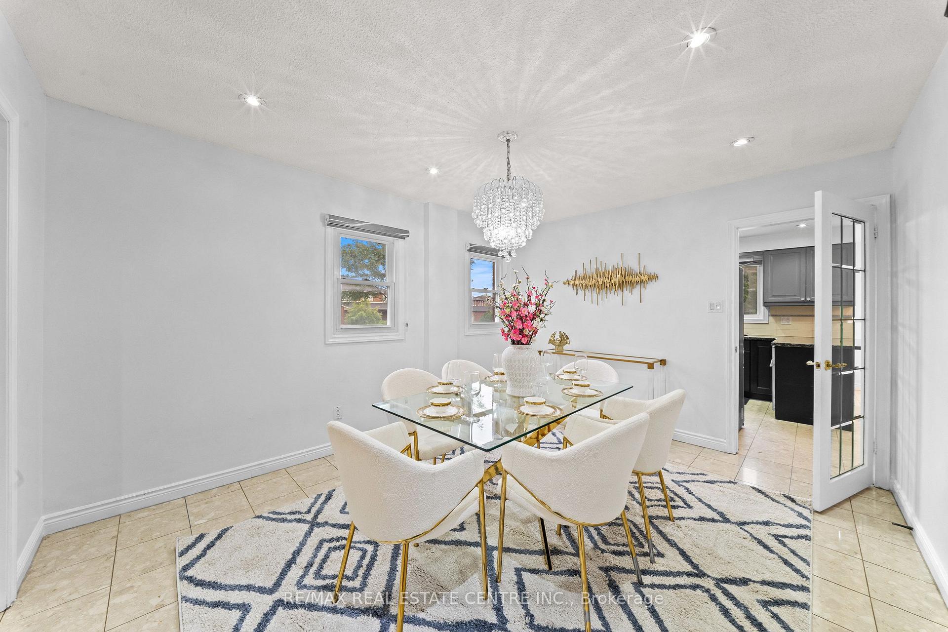 Photo 11 of 2 Hollyburn Court, Vaughan, West Woodbridge — HOMEH