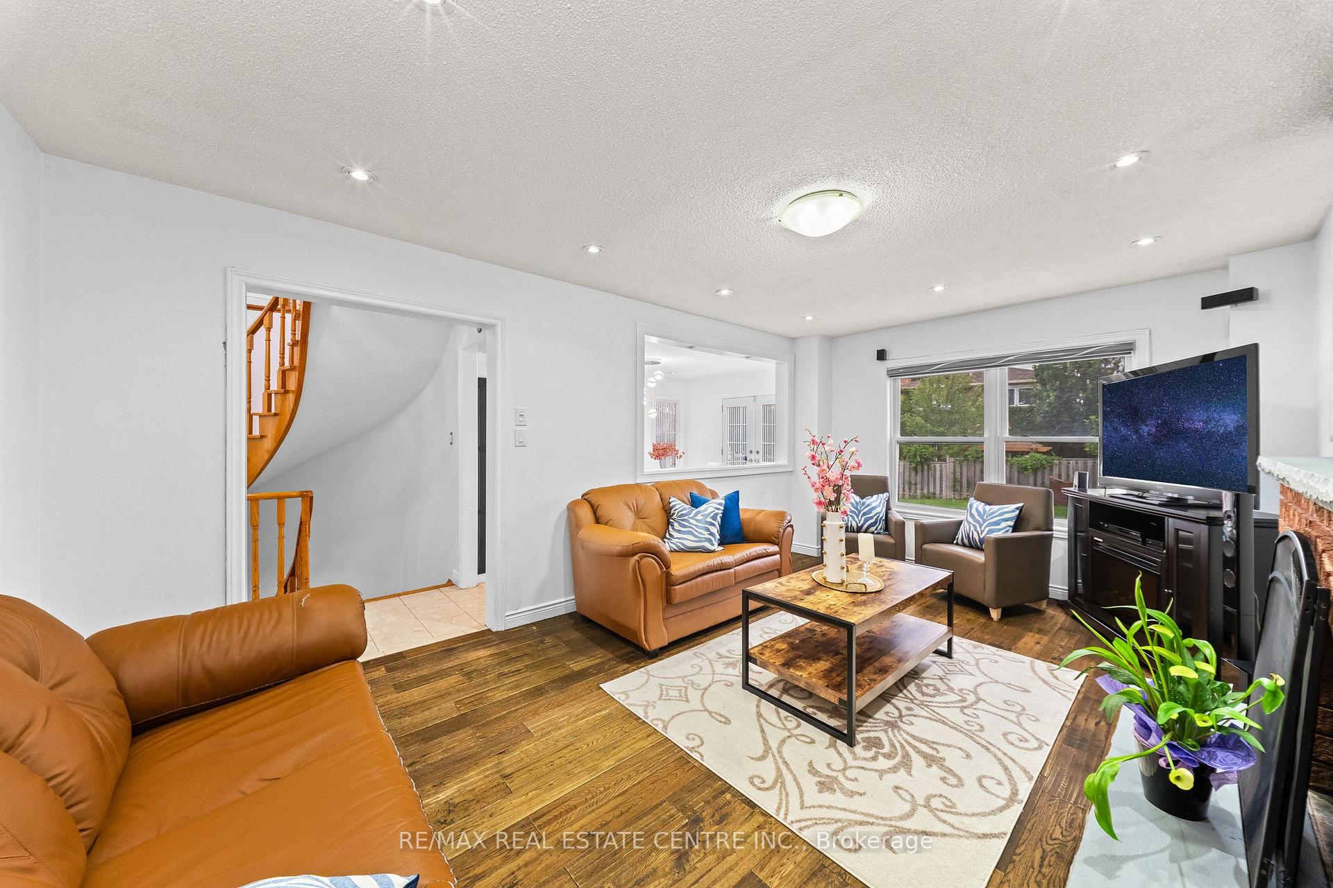 Photo 14 of 2 Hollyburn Court, Vaughan, West Woodbridge — HOMEH