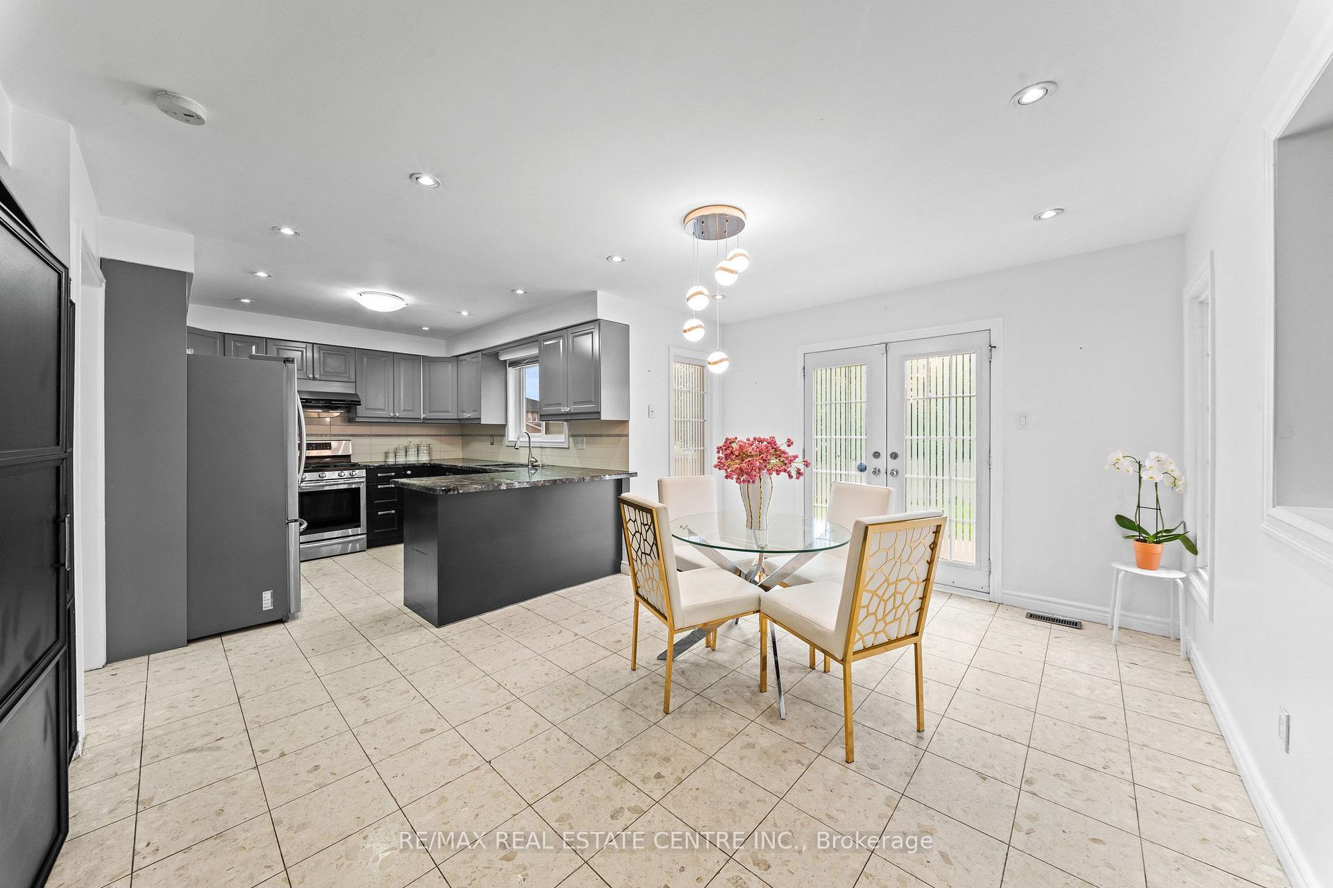 Photo 16 of 2 Hollyburn Court, Vaughan, West Woodbridge — HOMEH