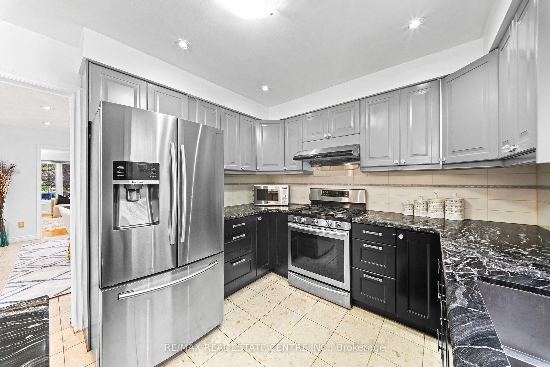 Photo 18 of 2 Hollyburn Court, Vaughan, West Woodbridge — HOMEH
