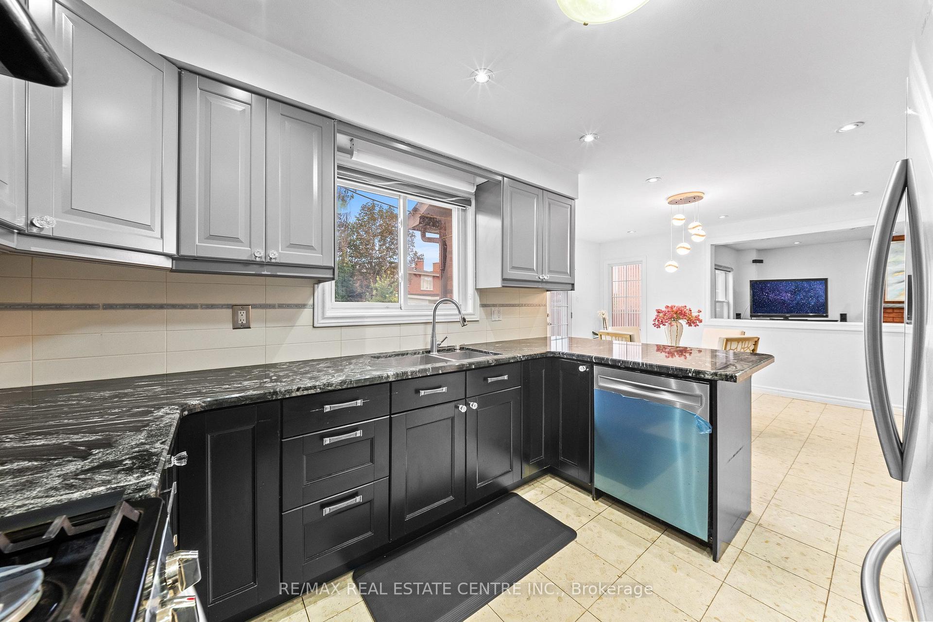 Photo 19 of 2 Hollyburn Court, Vaughan, West Woodbridge — HOMEH