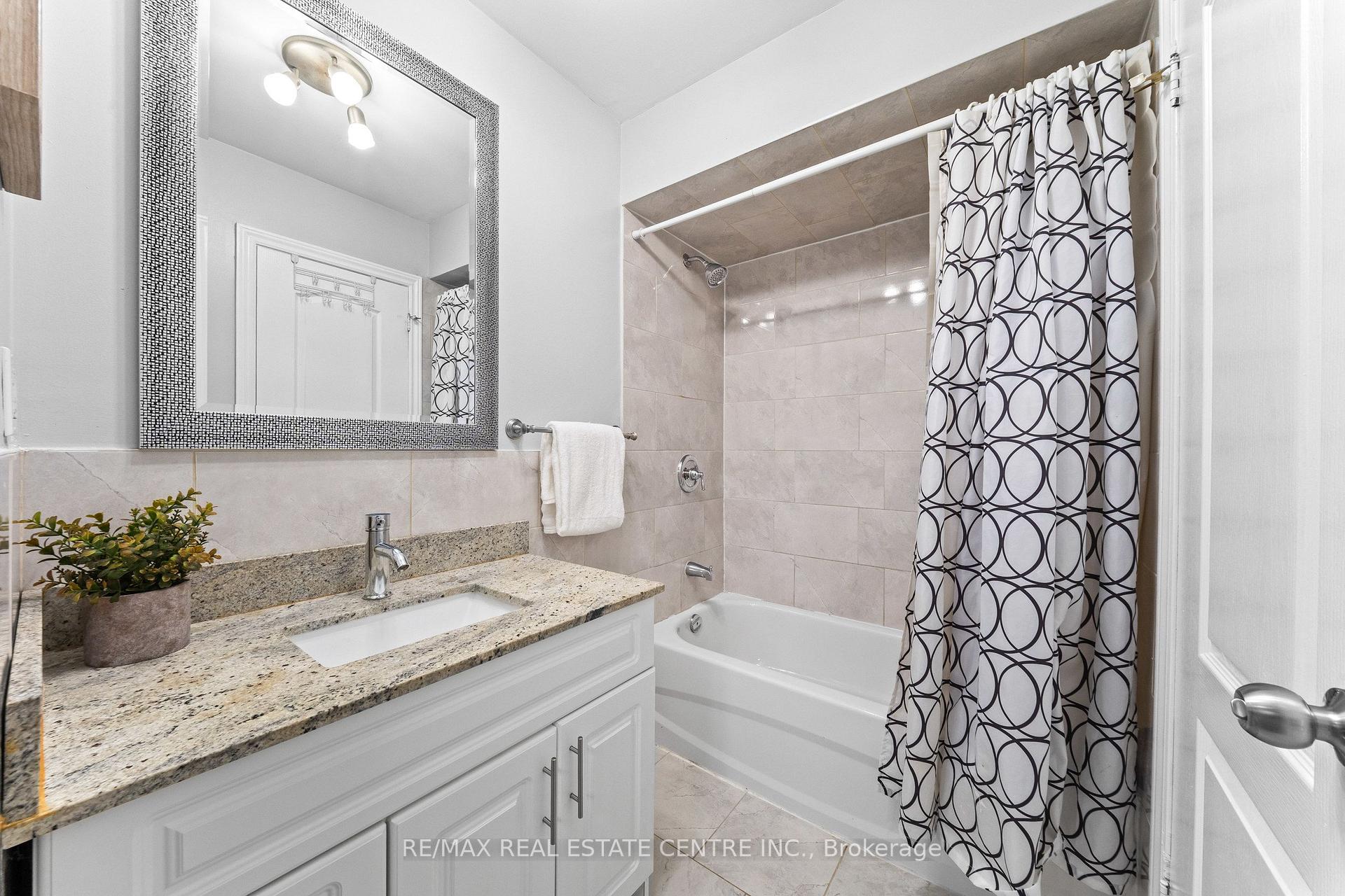 Photo 25 of 2 Hollyburn Court, Vaughan, West Woodbridge — HOMEH