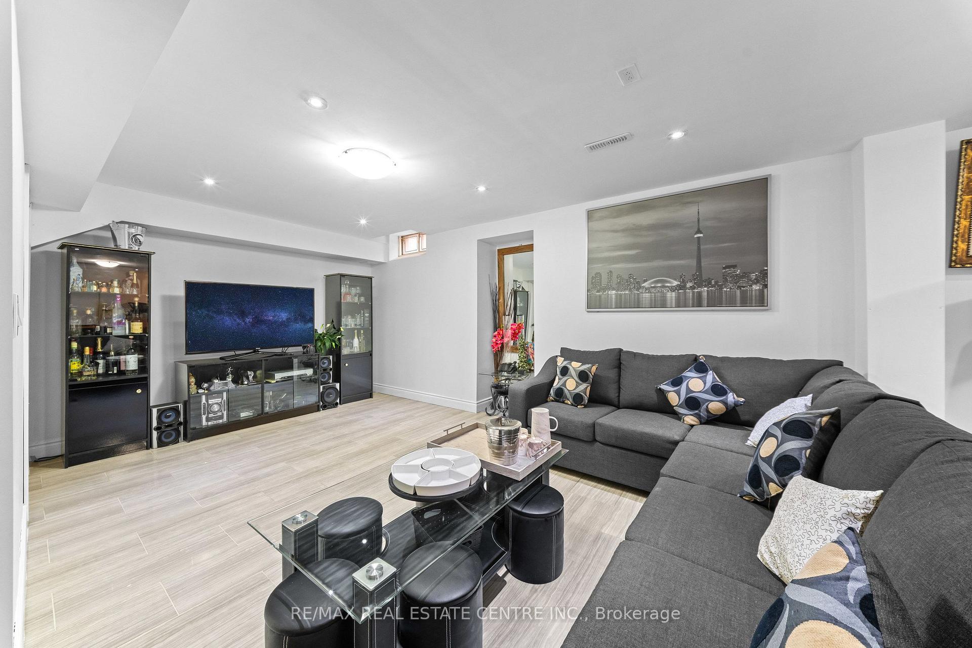 Photo 33 of 2 Hollyburn Court, Vaughan, West Woodbridge — HOMEH