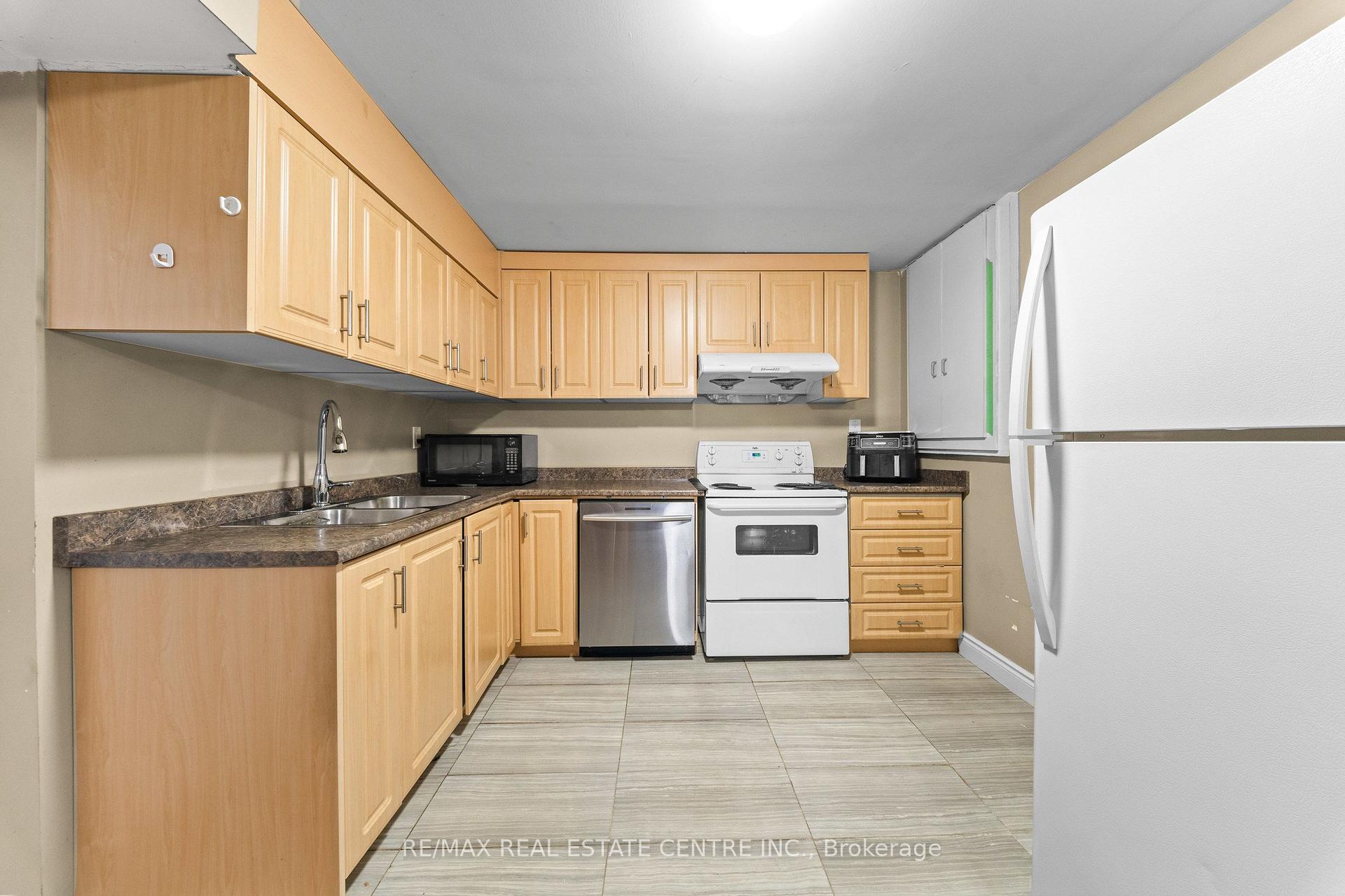 Photo 35 of 2 Hollyburn Court, Vaughan, West Woodbridge — HOMEH