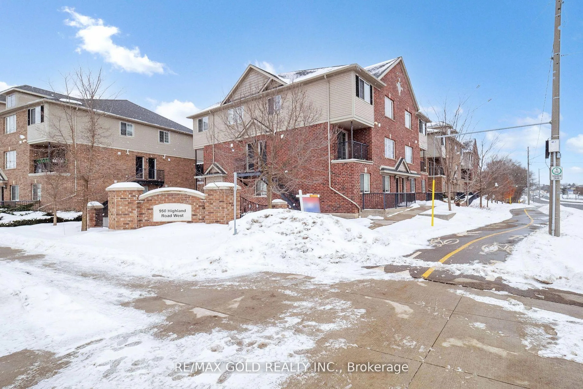 Front of Unit 12, 950 Highland Road W