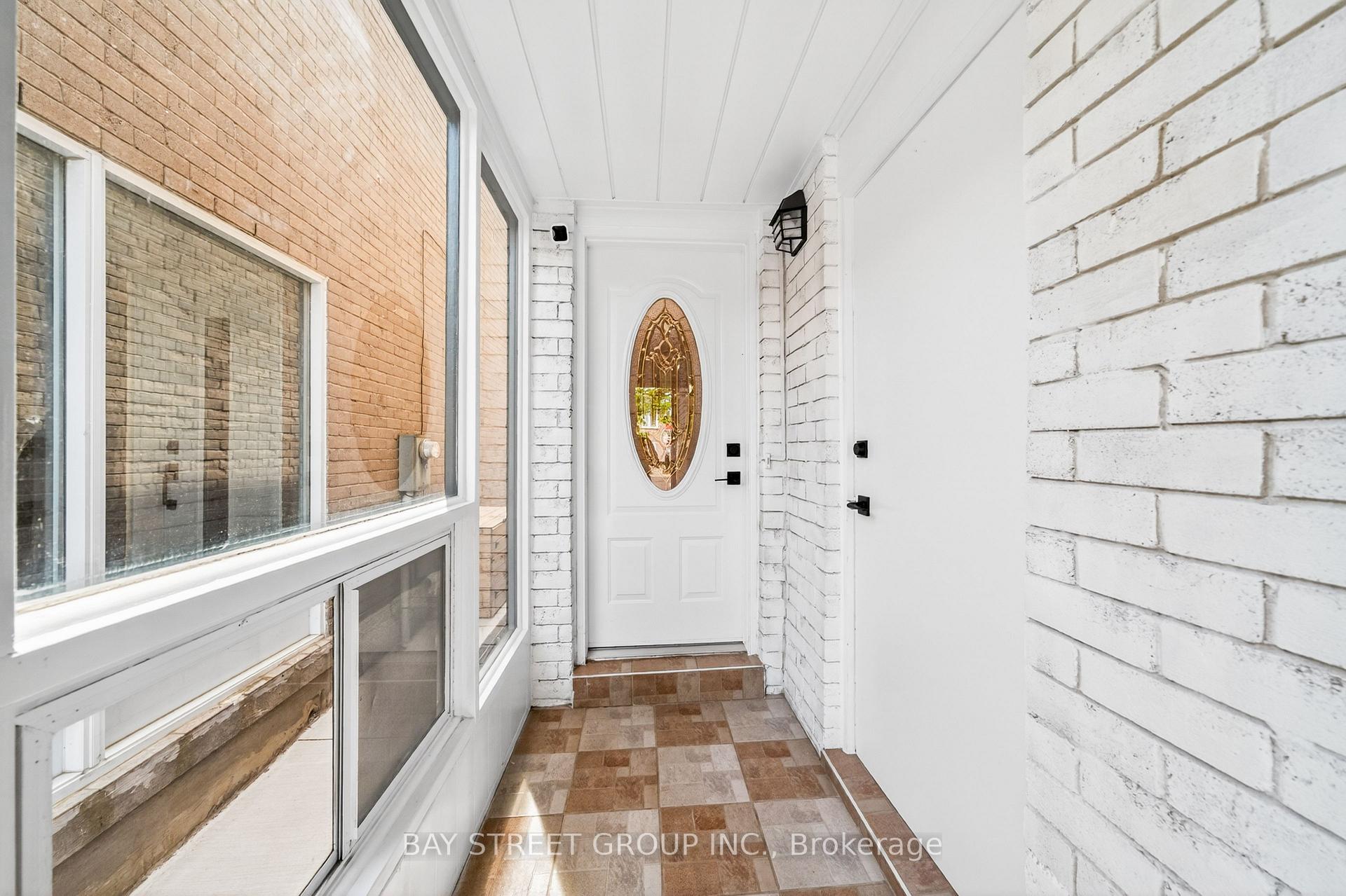 Photo 4 of 16 Chase Court, Markham, Milliken Mills East — HOMEH