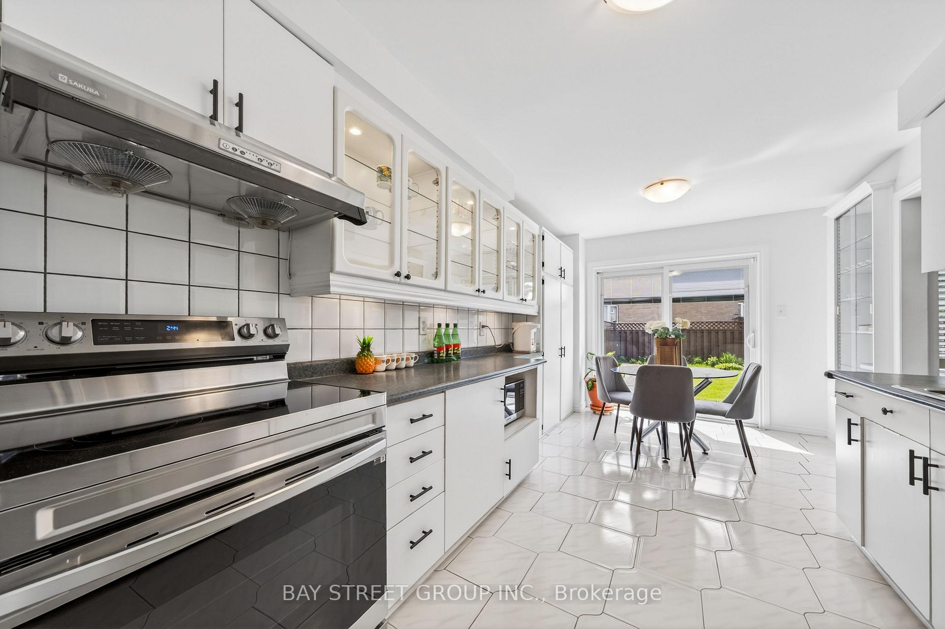 Photo 17 of 16 Chase Court, Markham, Milliken Mills East — HOMEH