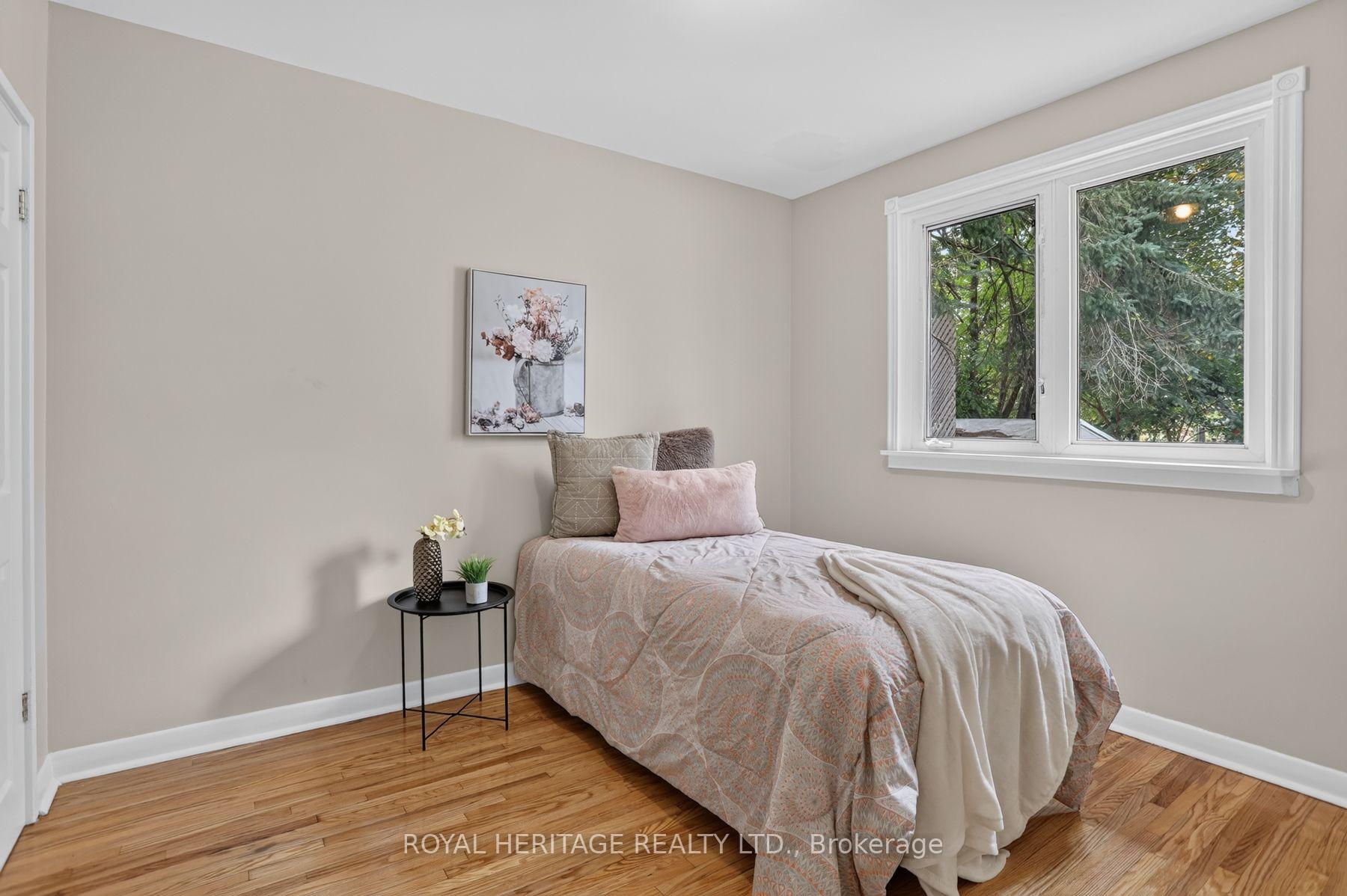 Photo 6 of 914 Donovan Crescent, Whitby, Williamsburg — HOMEH