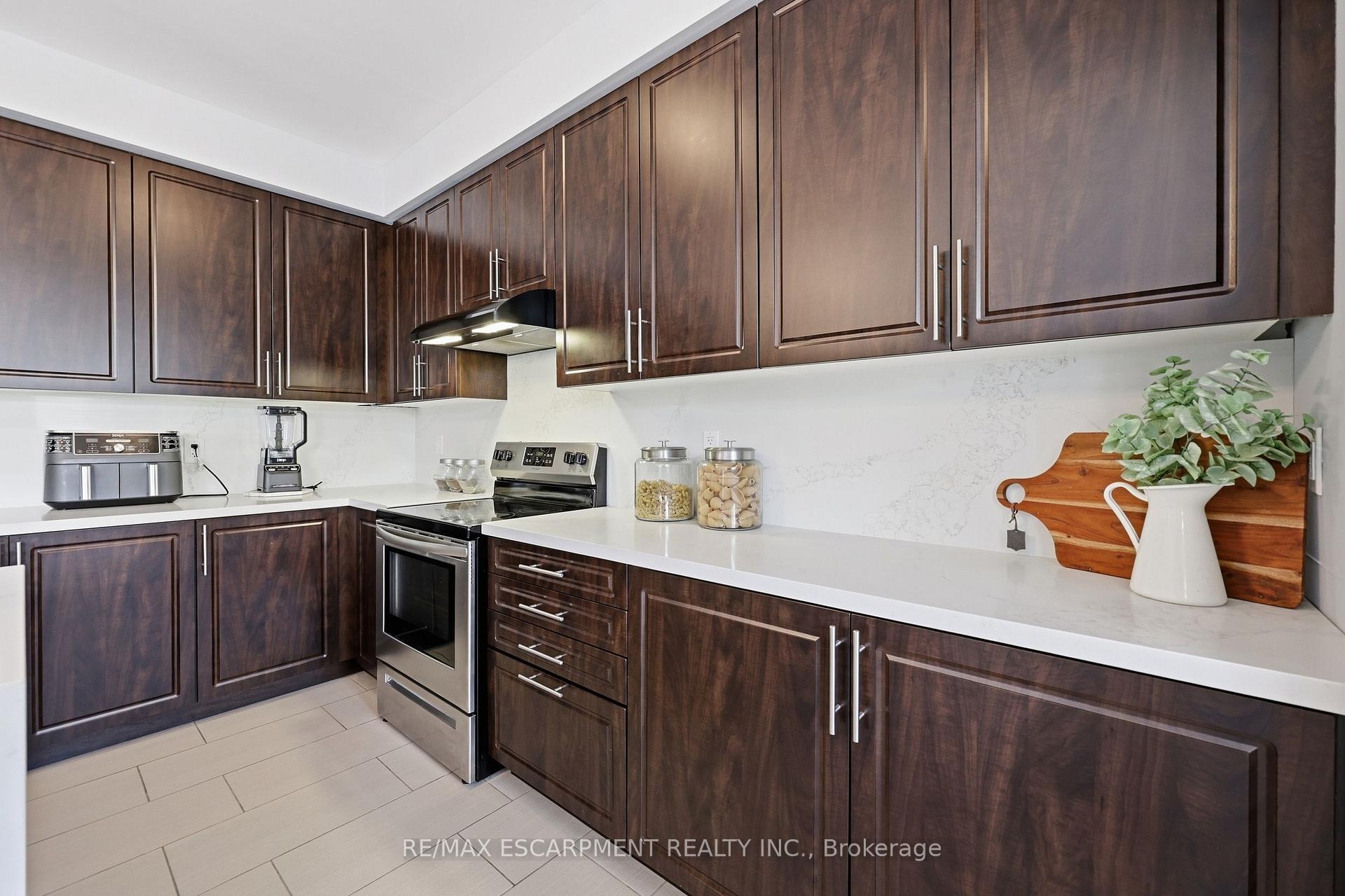Photo 10 of 47 Larry Crescent, Haldimand — HOMEH