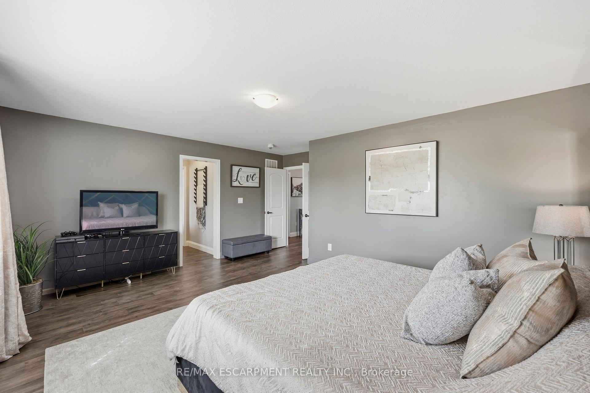 Photo 23 of 47 Larry Crescent, Haldimand — HOMEH
