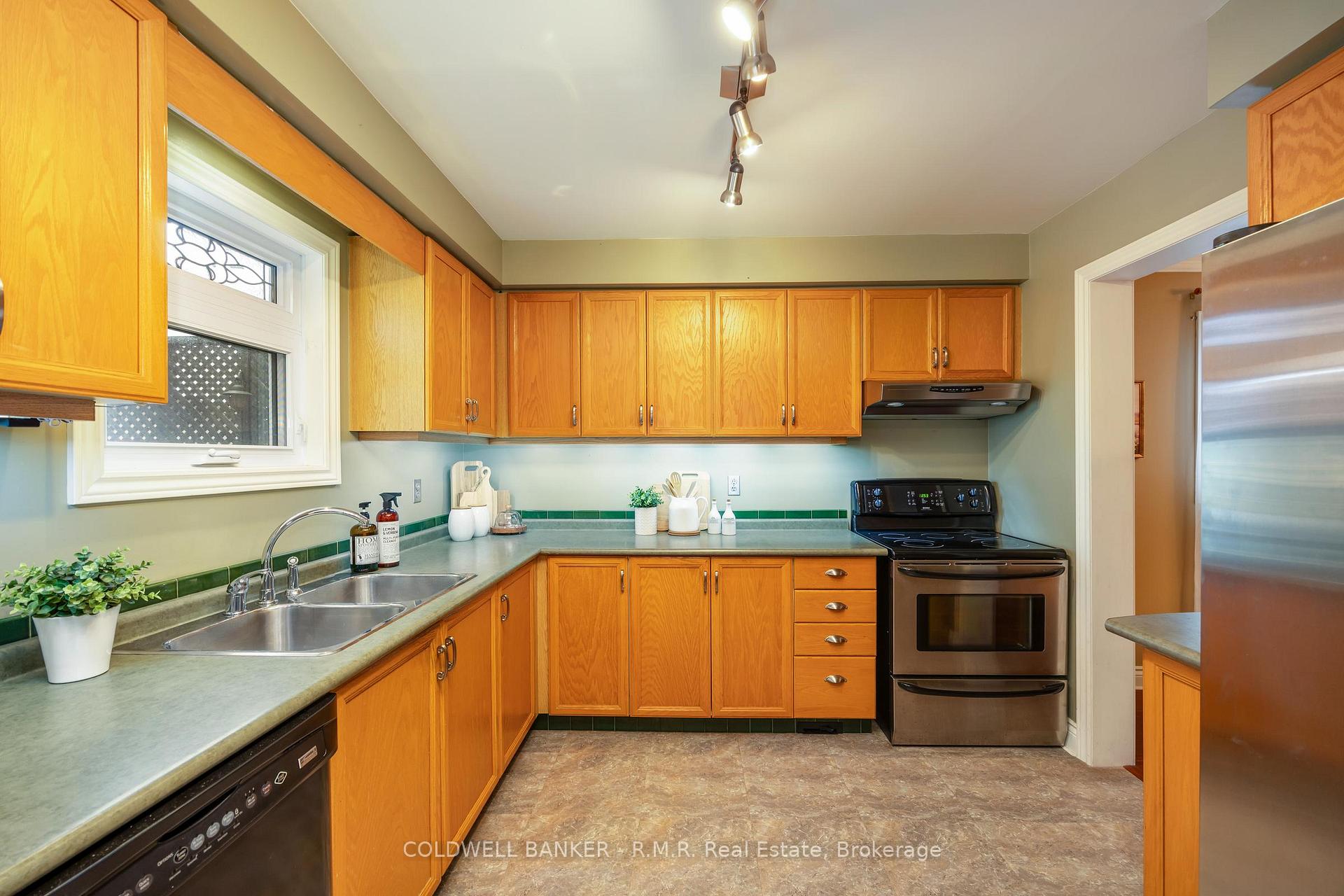 Photo 3 of 1090 Thimbleberry Circle, Oshawa, Eastdale — HOMEH