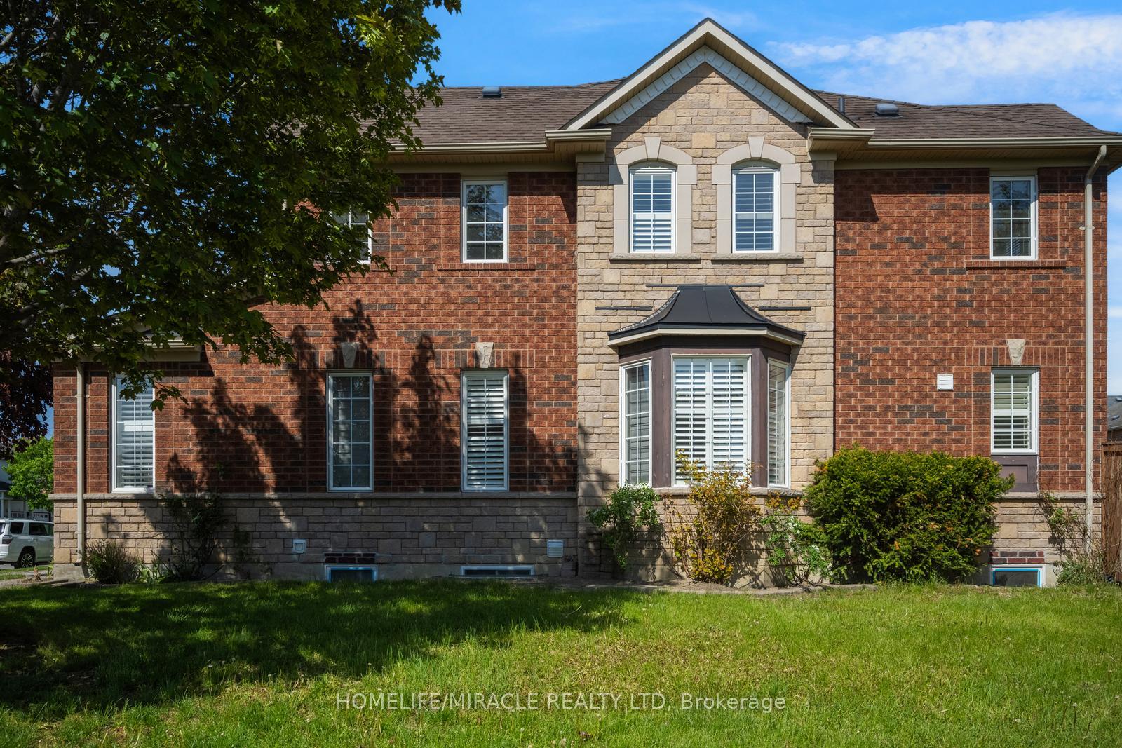 Photo 4 of 17 Latania Boulevard, Brampton, Vales of Castlemore — HOMEH