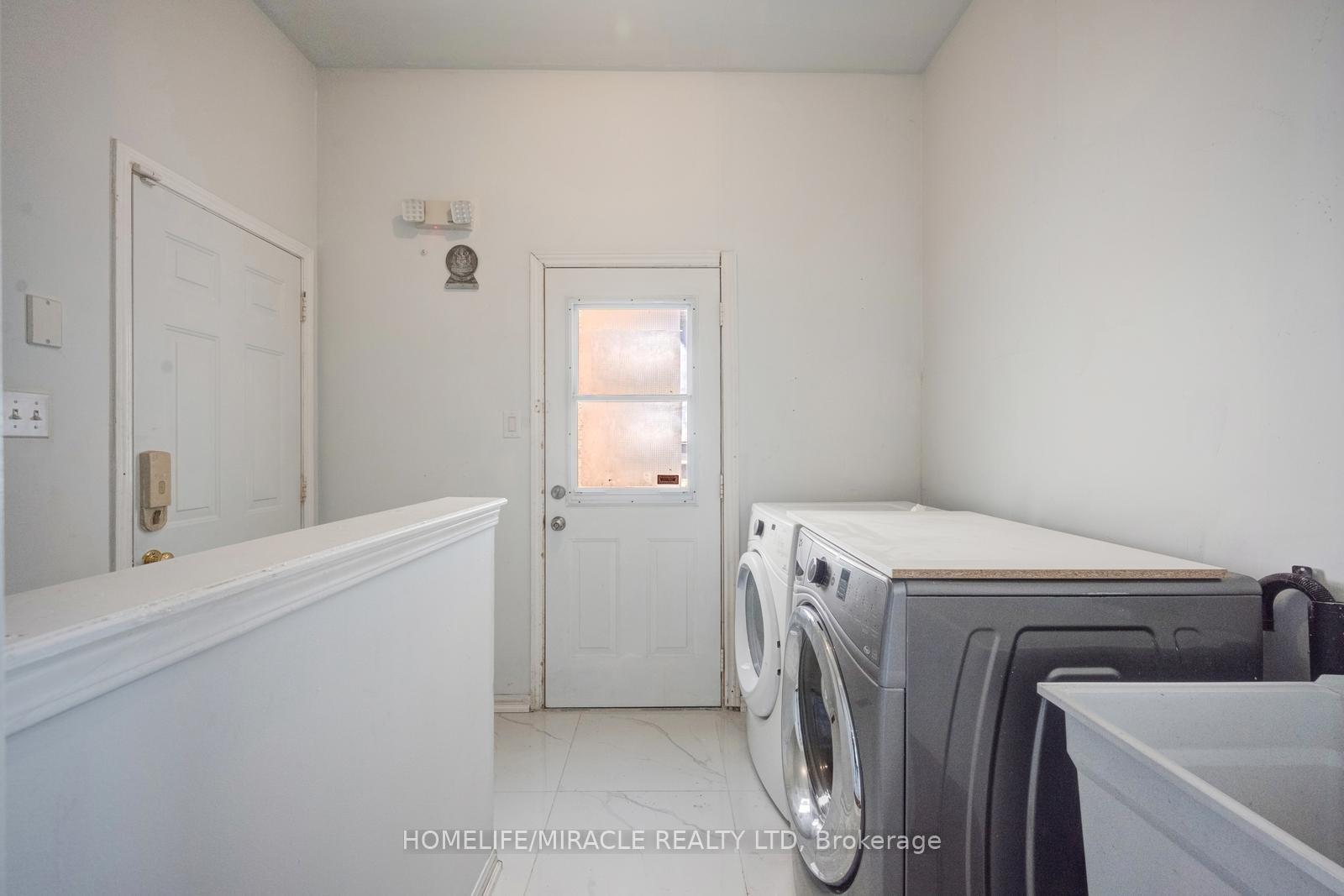 Photo 14 of 17 Latania Boulevard, Brampton, Vales of Castlemore — HOMEH