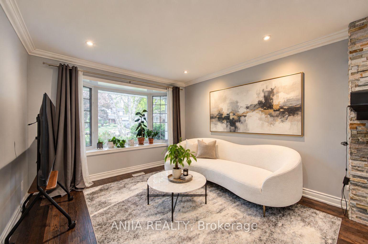 Photo 4 of 58 Summerfeldt Crescent, Markham, Unionville — HOMEH