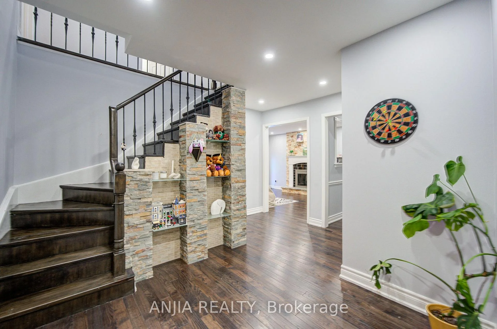 Photo 3 of 58 Summerfeldt Crescent, Markham, Unionville — HOMEH