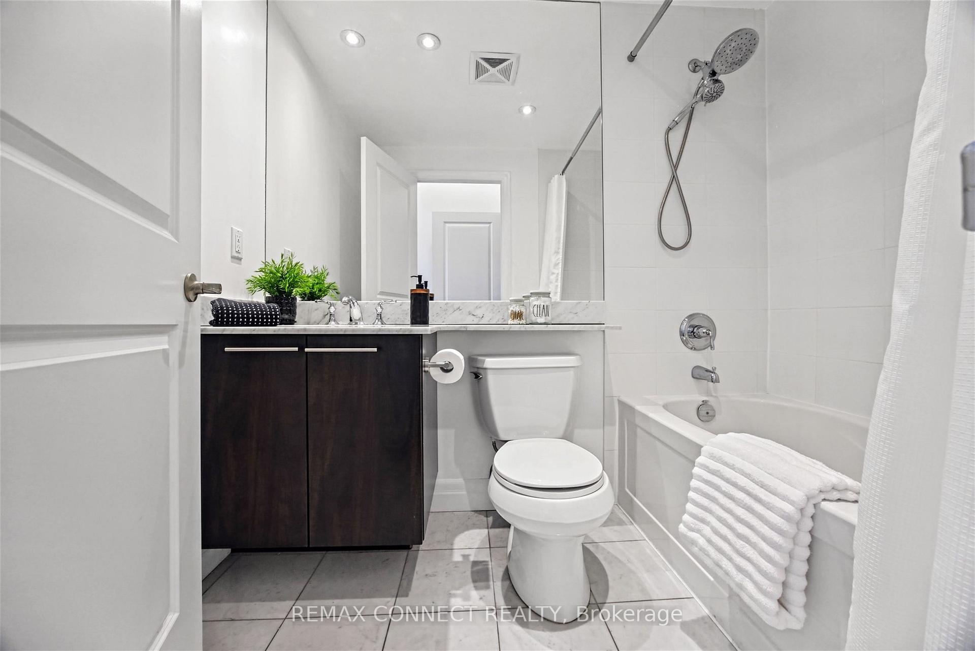 Photo 24 of Unit PH1, 628 Fleet Street, Toronto, Niagara — HOMEH