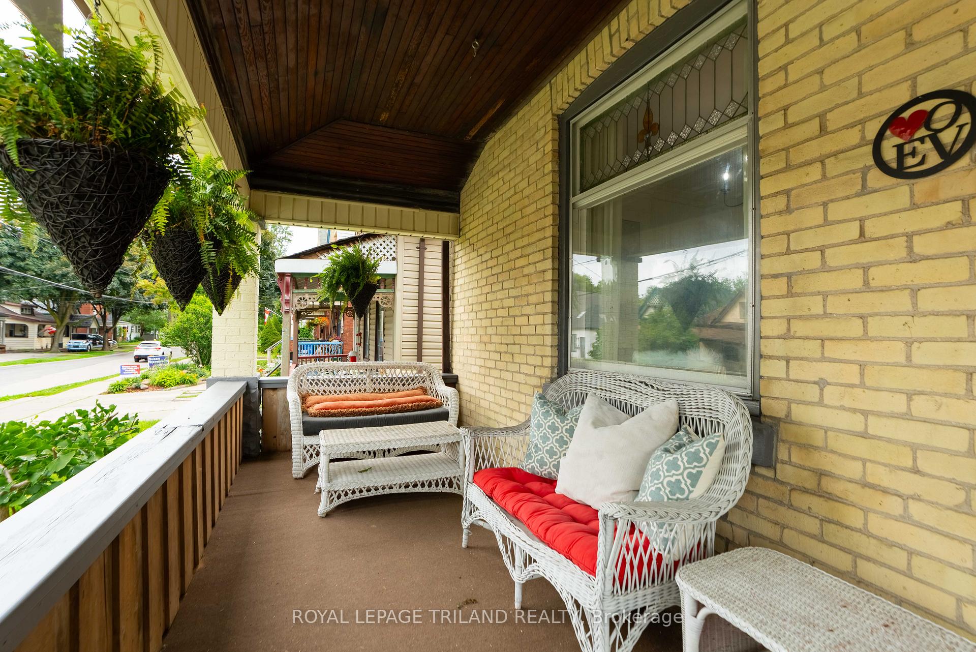 Photo 2 of 946 Dufferin Avenue, London, East G — HOMEH