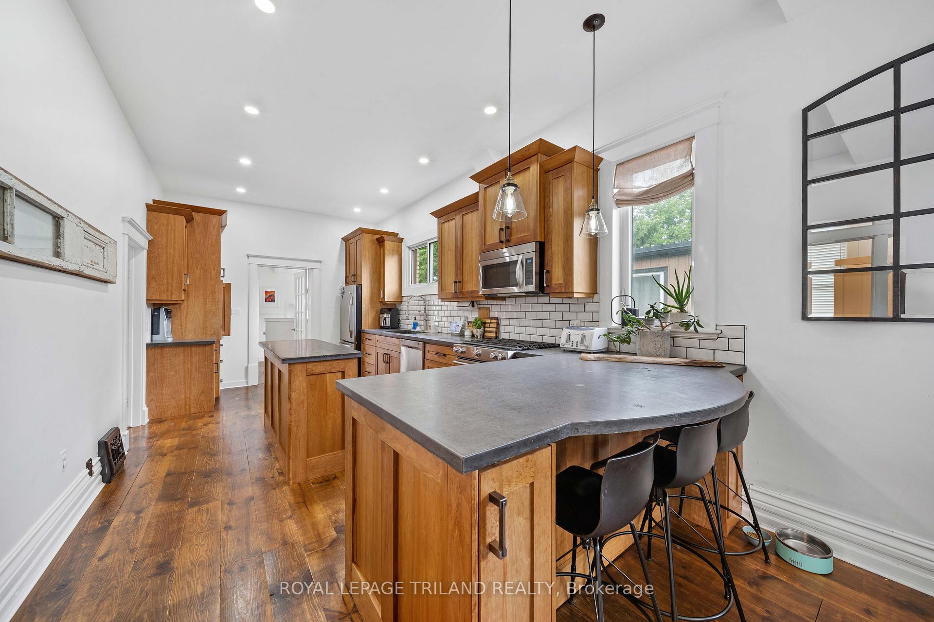 Photo 6 of 946 Dufferin Avenue, London, East G — HOMEH