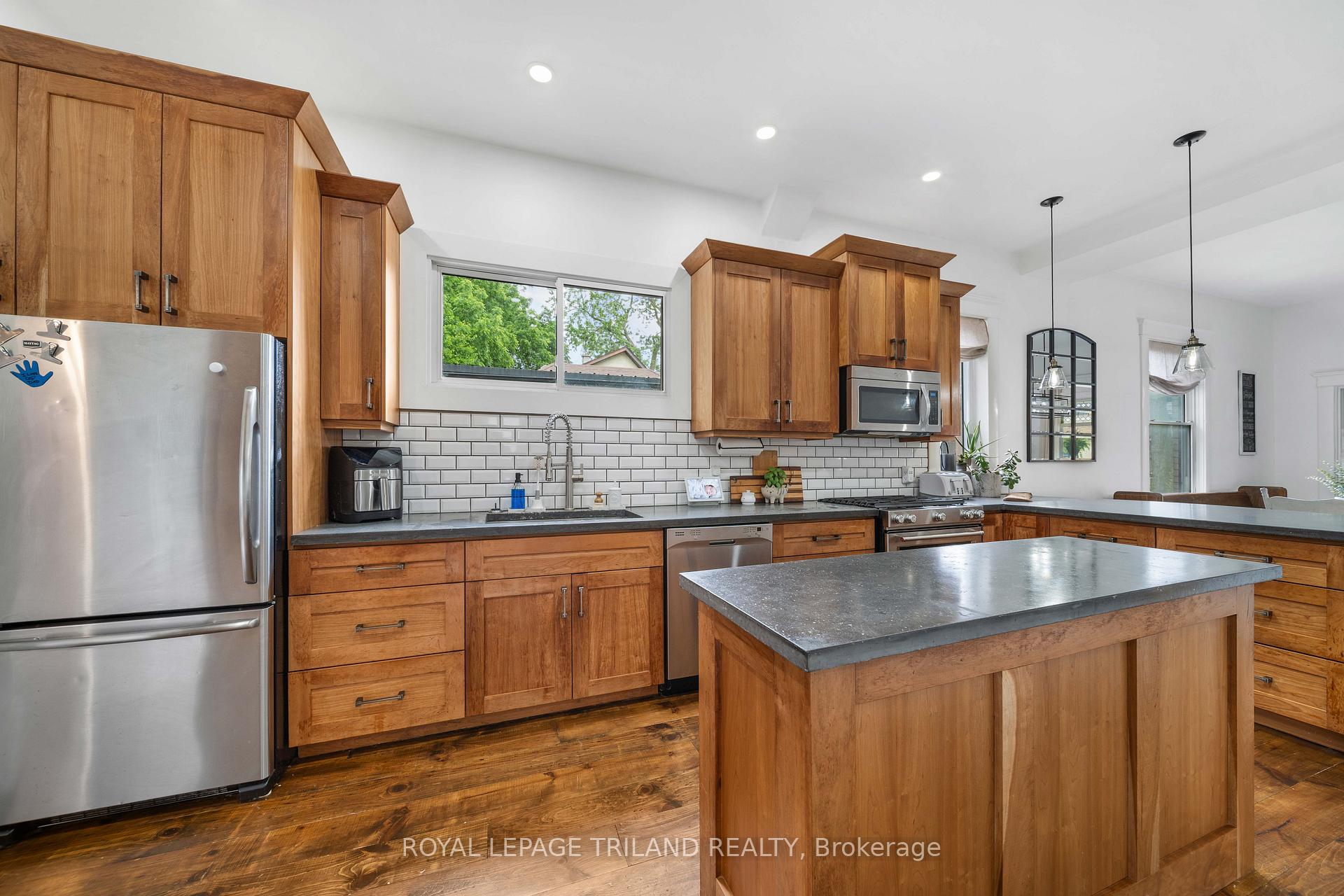 Photo 7 of 946 Dufferin Avenue, London, East G — HOMEH