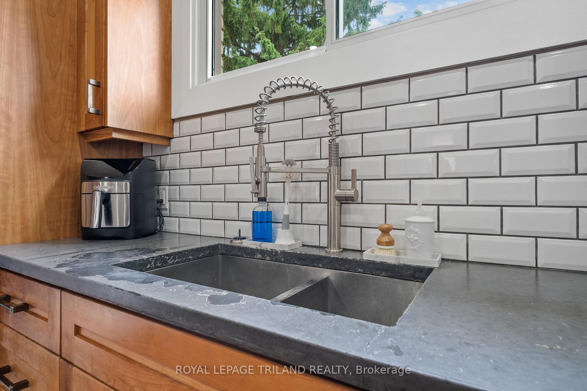 Photo 8 of 946 Dufferin Avenue, London, East G — HOMEH