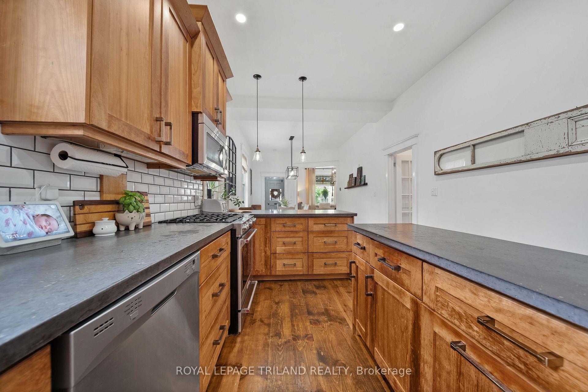 Photo 9 of 946 Dufferin Avenue, London, East G — HOMEH
