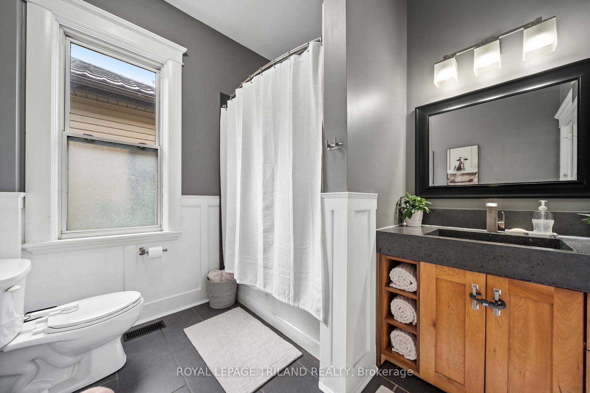 Photo 13 of 946 Dufferin Avenue, London, East G — HOMEH