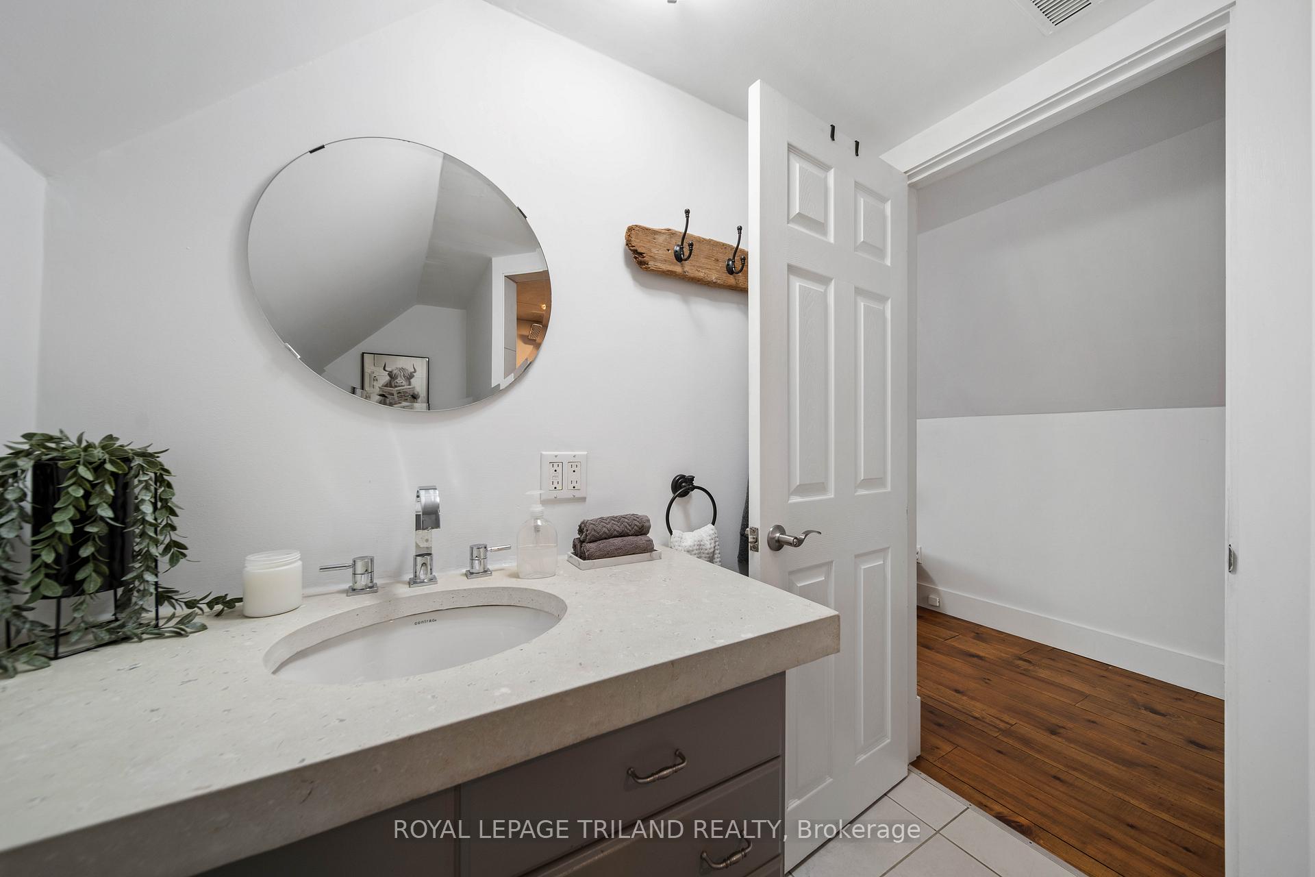 Photo 23 of 946 Dufferin Avenue, London, East G — HOMEH