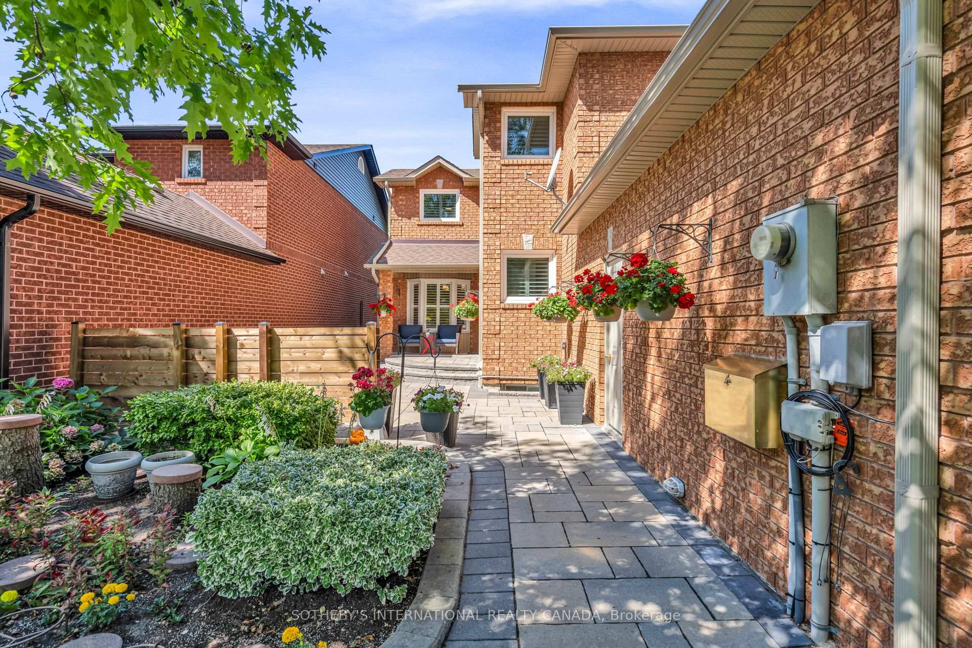 Front of 174 Queen Street W