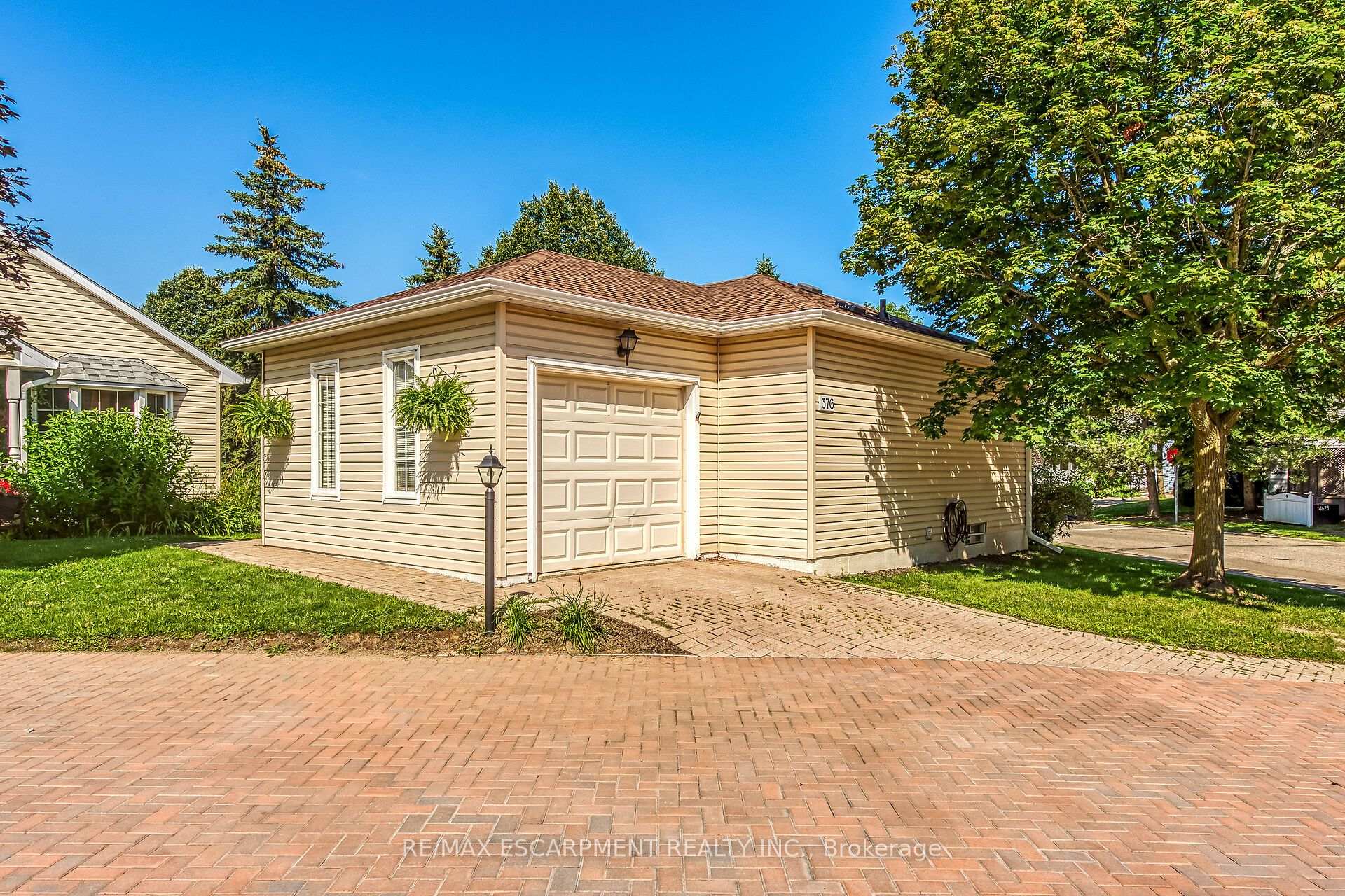 Photo 3 of 376 Silverbirch Boulevard, Hamilton, Mount Hope — HOMEH