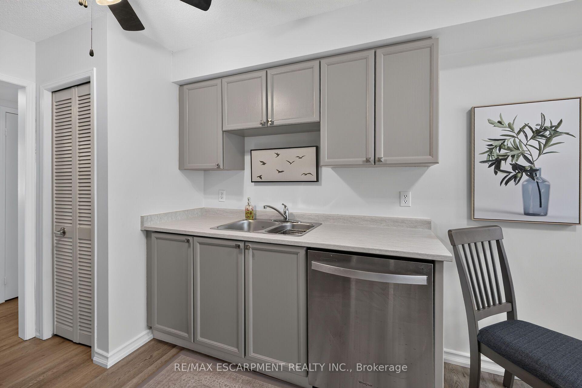 Photo 17 of 376 Silverbirch Boulevard, Hamilton, Mount Hope — HOMEH