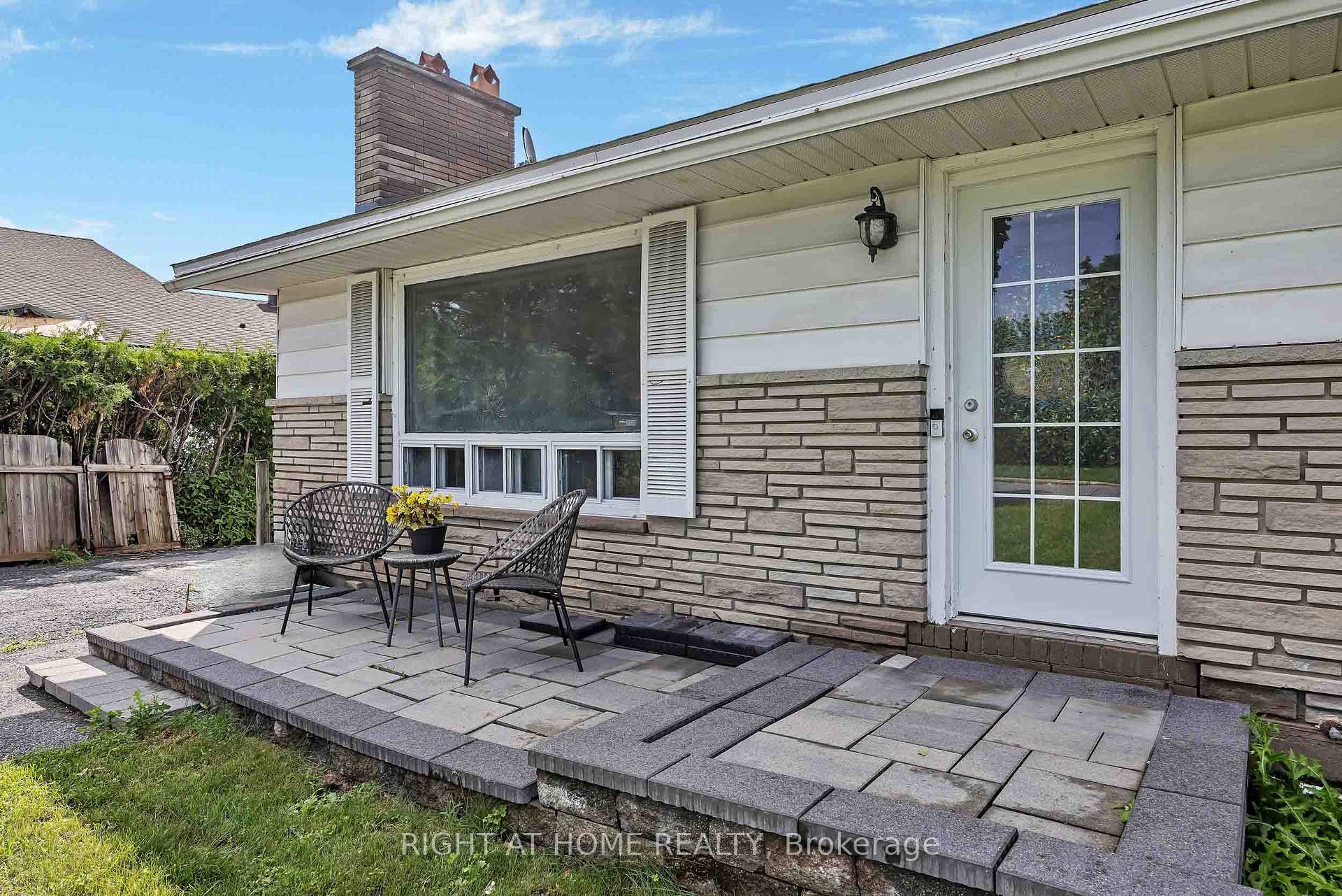 Photo 4 of 24 Largo Crescent S, Ottawa, Meadowlands/Crestview — HOMEH