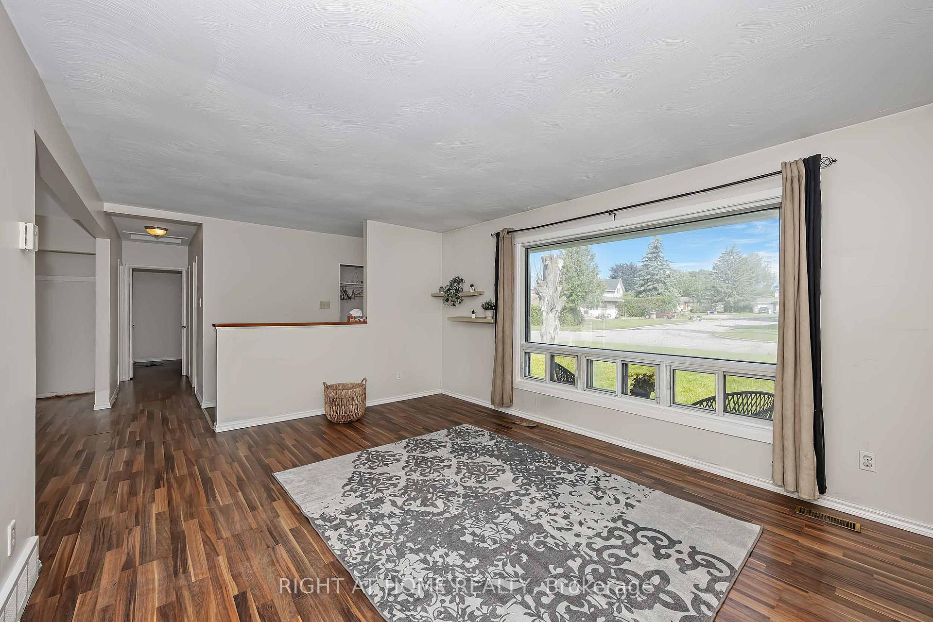 Photo 6 of 24 Largo Crescent S, Ottawa, Meadowlands/Crestview — HOMEH