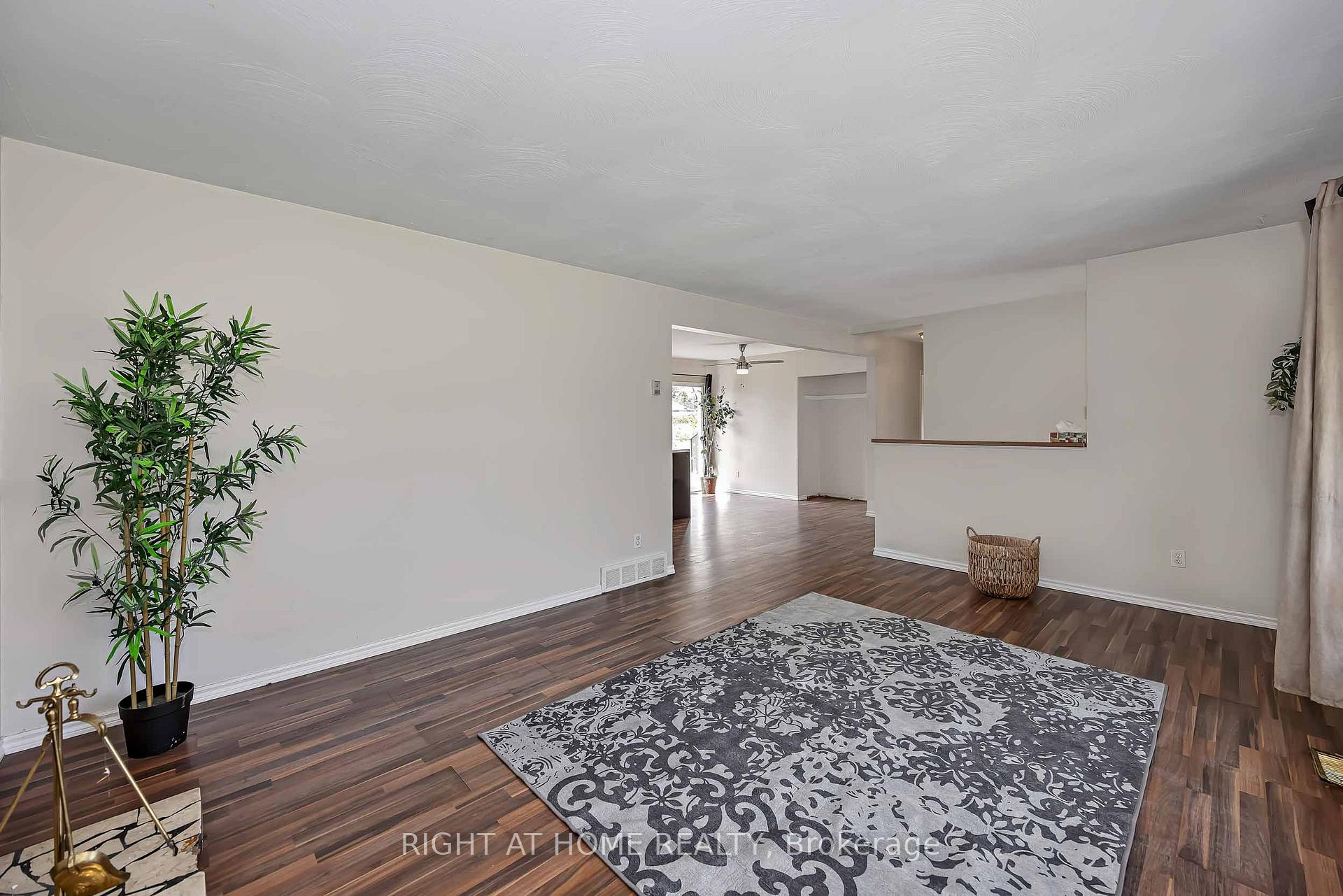 Photo 7 of 24 Largo Crescent S, Ottawa, Meadowlands/Crestview — HOMEH
