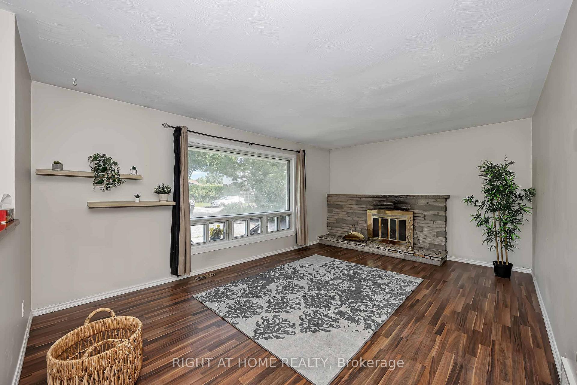 Photo 8 of 24 Largo Crescent S, Ottawa, Meadowlands/Crestview — HOMEH