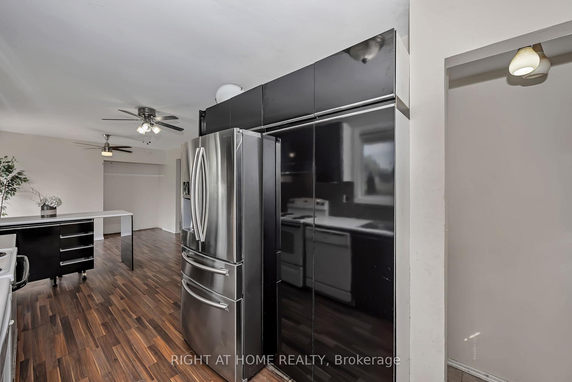 Photo 10 of 24 Largo Crescent S, Ottawa, Meadowlands/Crestview — HOMEH