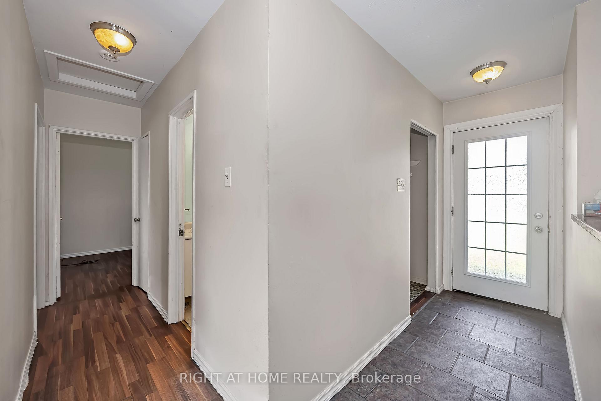 Photo 14 of 24 Largo Crescent S, Ottawa, Meadowlands/Crestview — HOMEH