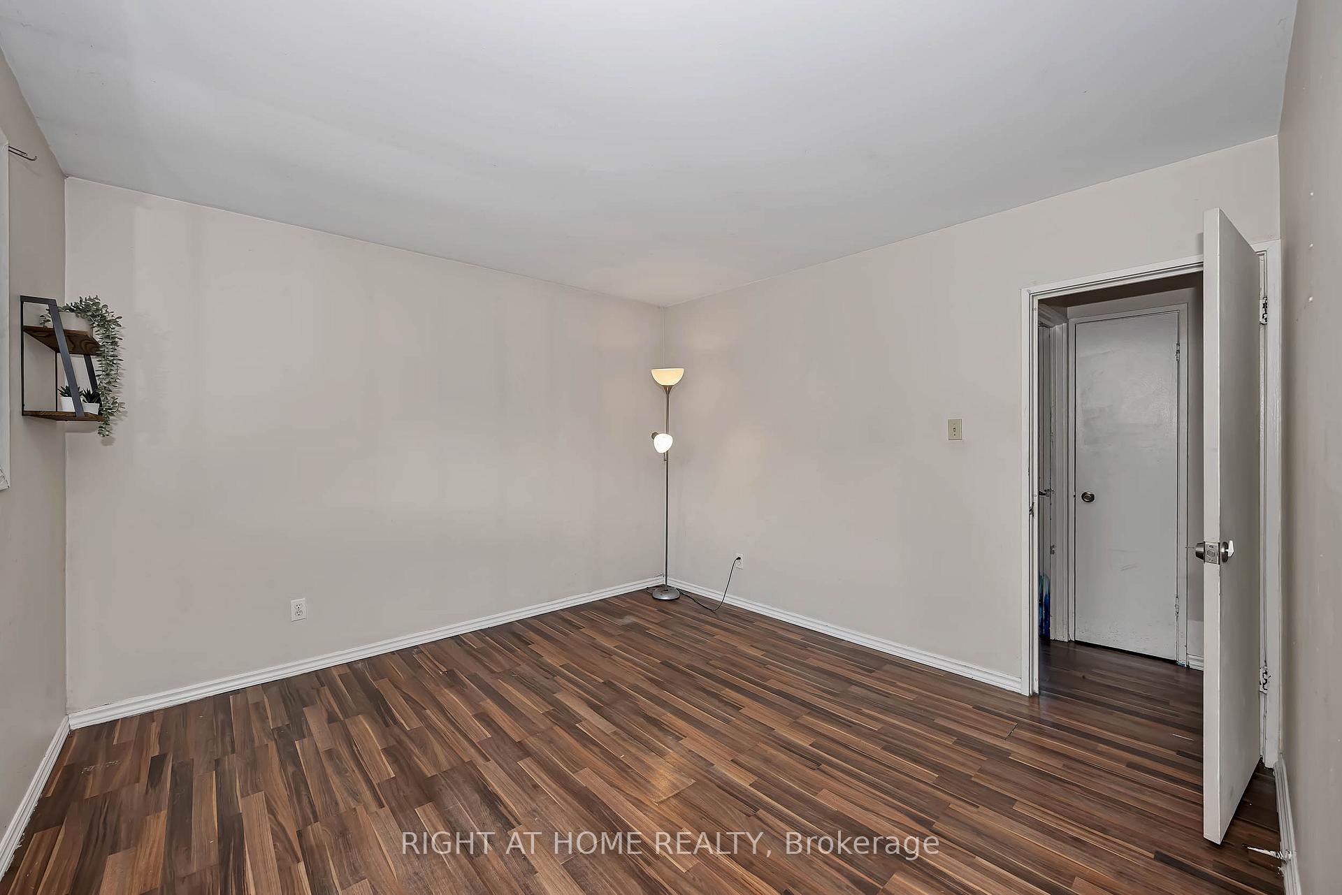Photo 15 of 24 Largo Crescent S, Ottawa, Meadowlands/Crestview — HOMEH