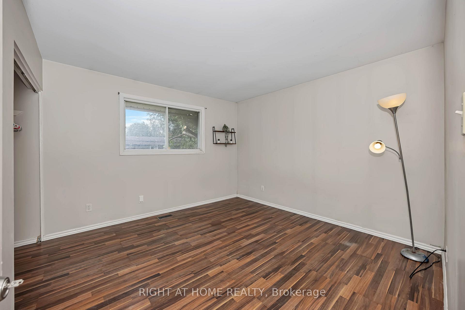 Photo 16 of 24 Largo Crescent S, Ottawa, Meadowlands/Crestview — HOMEH