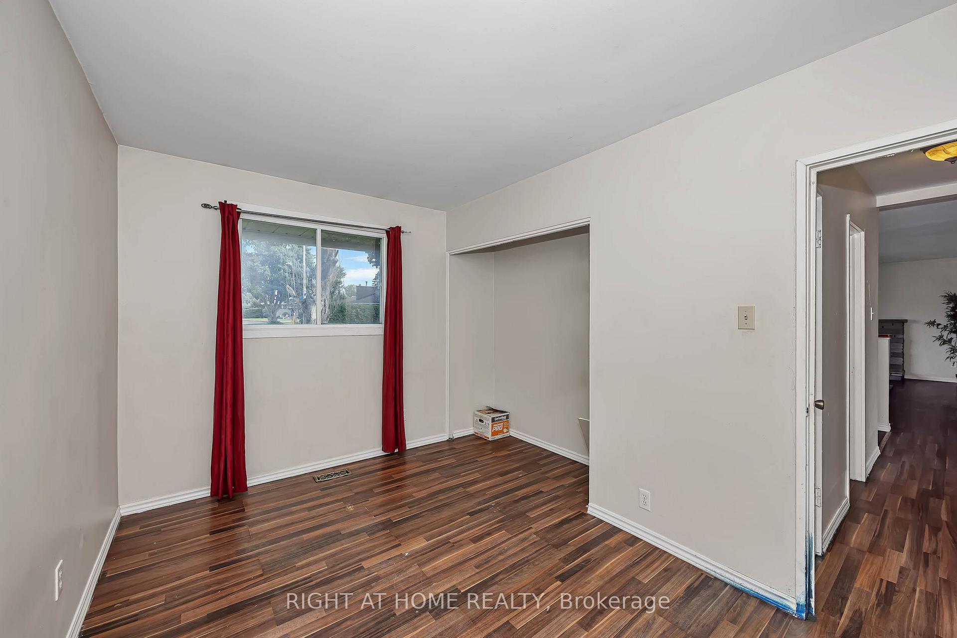 Photo 18 of 24 Largo Crescent S, Ottawa, Meadowlands/Crestview — HOMEH