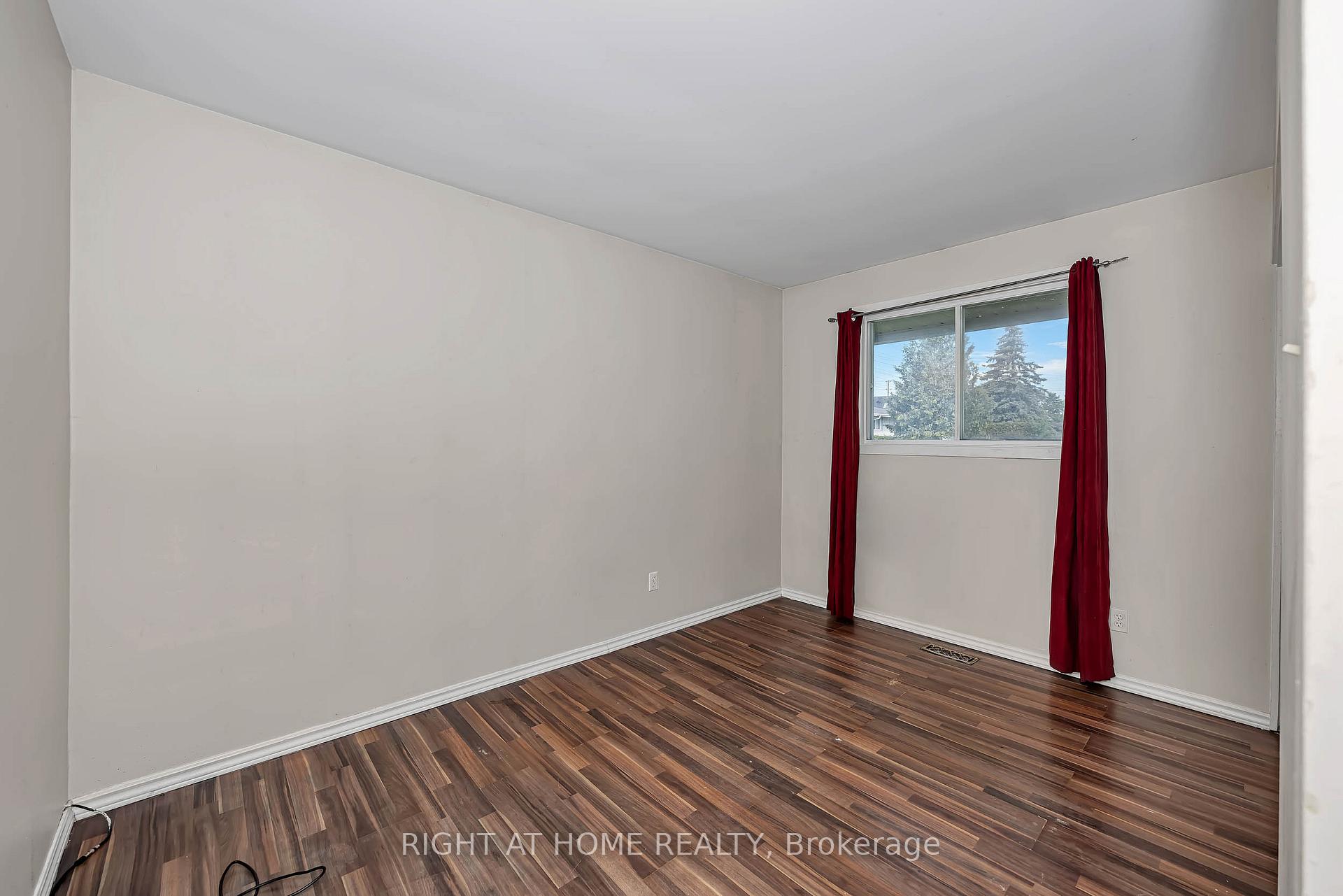 Photo 19 of 24 Largo Crescent S, Ottawa, Meadowlands/Crestview — HOMEH