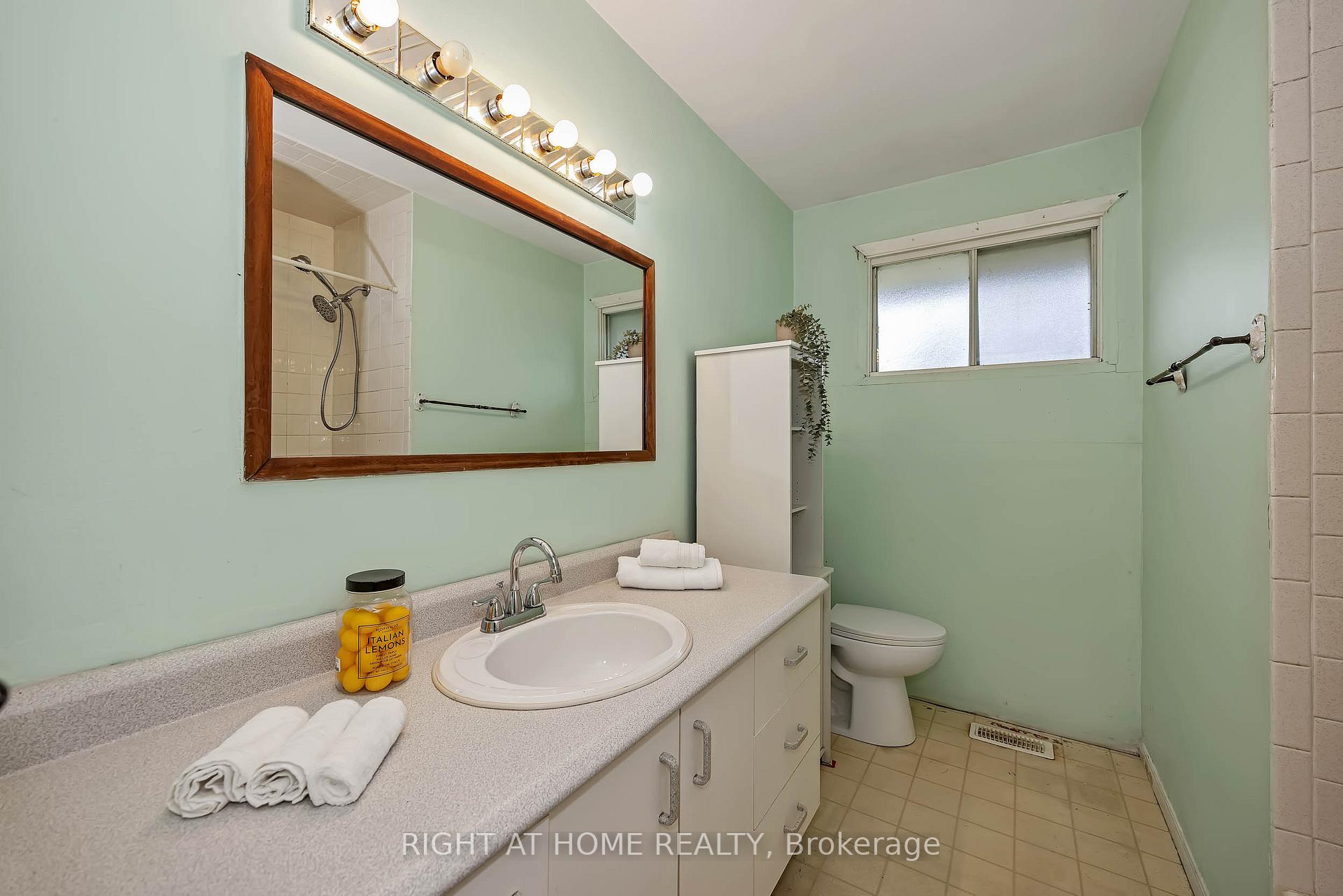 Photo 20 of 24 Largo Crescent S, Ottawa, Meadowlands/Crestview — HOMEH