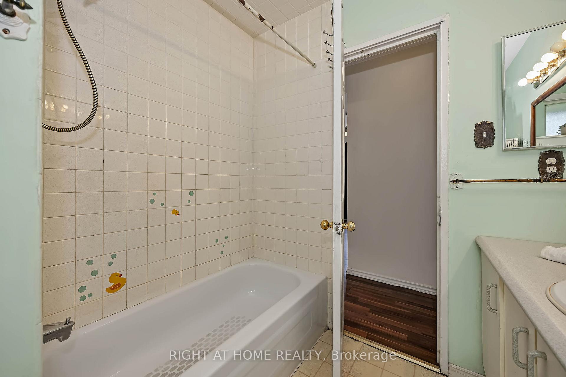 Photo 21 of 24 Largo Crescent S, Ottawa, Meadowlands/Crestview — HOMEH
