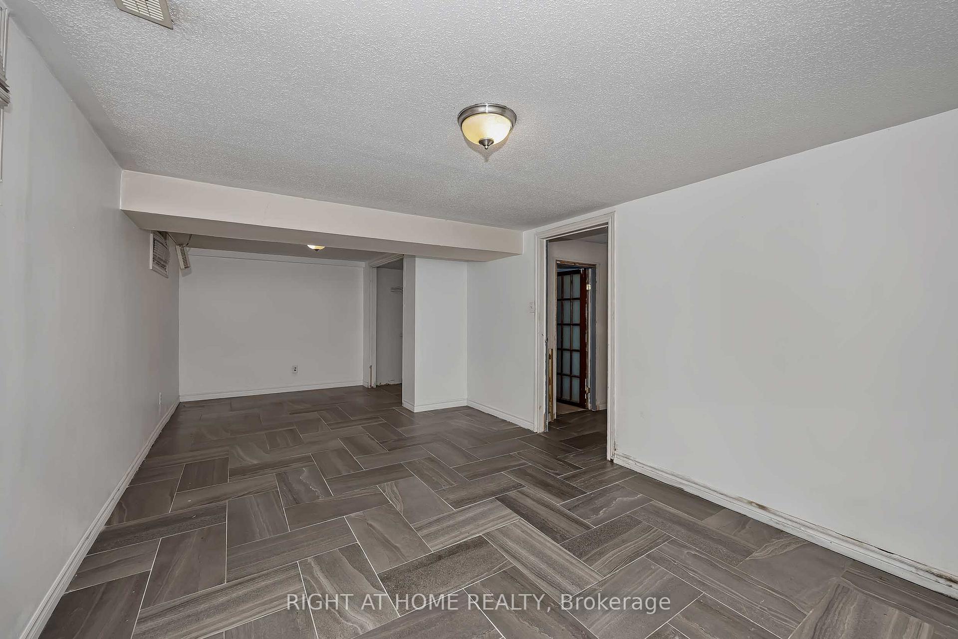 Photo 33 of 24 Largo Crescent S, Ottawa, Meadowlands/Crestview — HOMEH