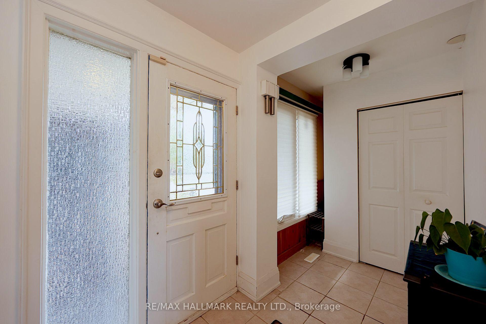Photo 3 of 781 Pam Crescent, Newmarket, Huron Heights-Leslie Valley — HOMEH