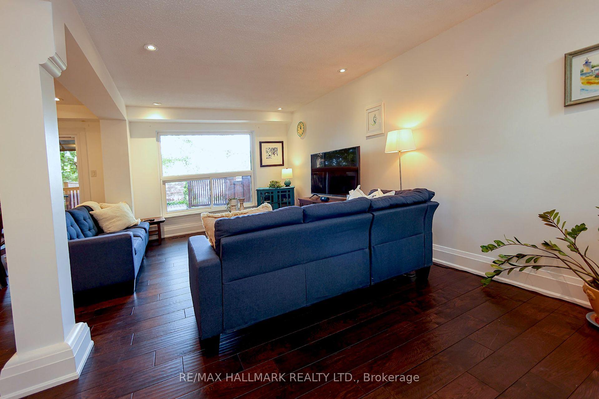 Photo 4 of 781 Pam Crescent, Newmarket, Huron Heights-Leslie Valley — HOMEH
